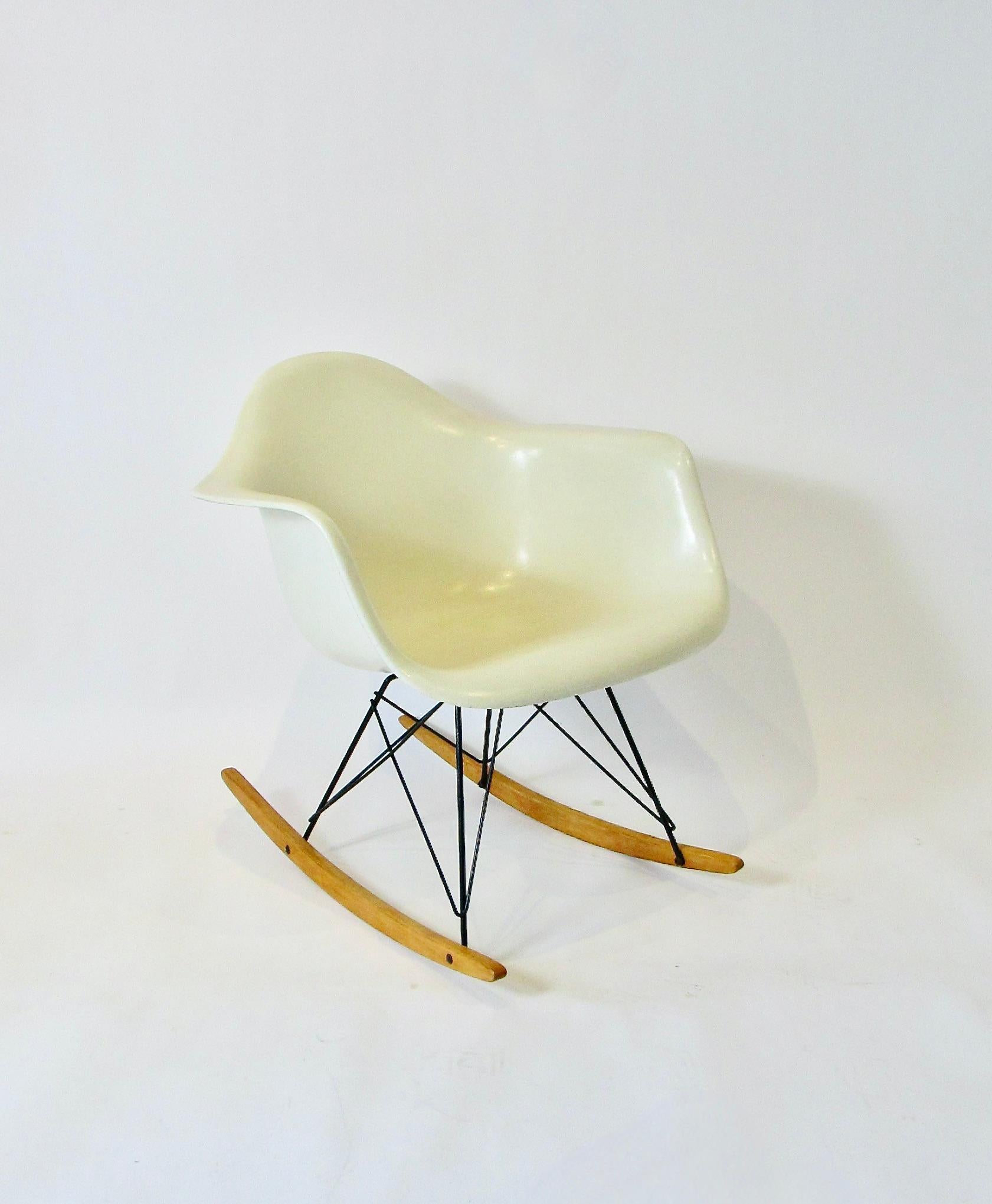 Mid-Century Modern 1950s Eames for Herman Miller Fiberglass Ivory Parchment Shell RAR Rocking Chair For Sale