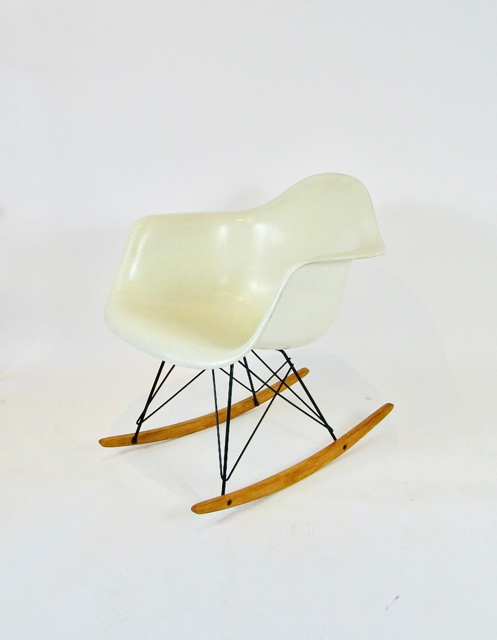 American 1950s Eames for Herman Miller Fiberglass Ivory Parchment Shell RAR Rocking Chair For Sale