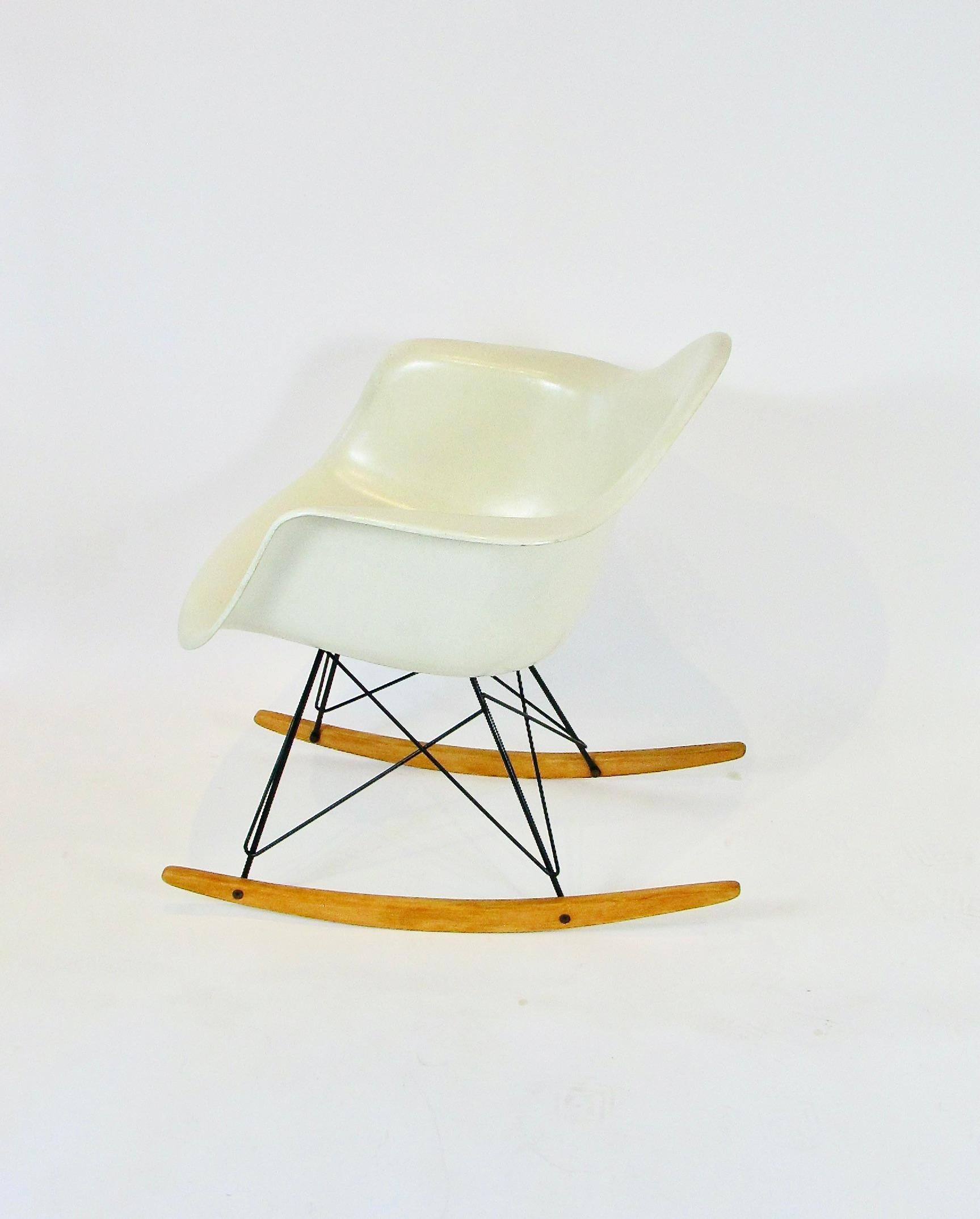 1950s Eames for Herman Miller Fiberglass Ivory Parchment Shell RAR Rocking Chair In Good Condition For Sale In Ferndale, MI