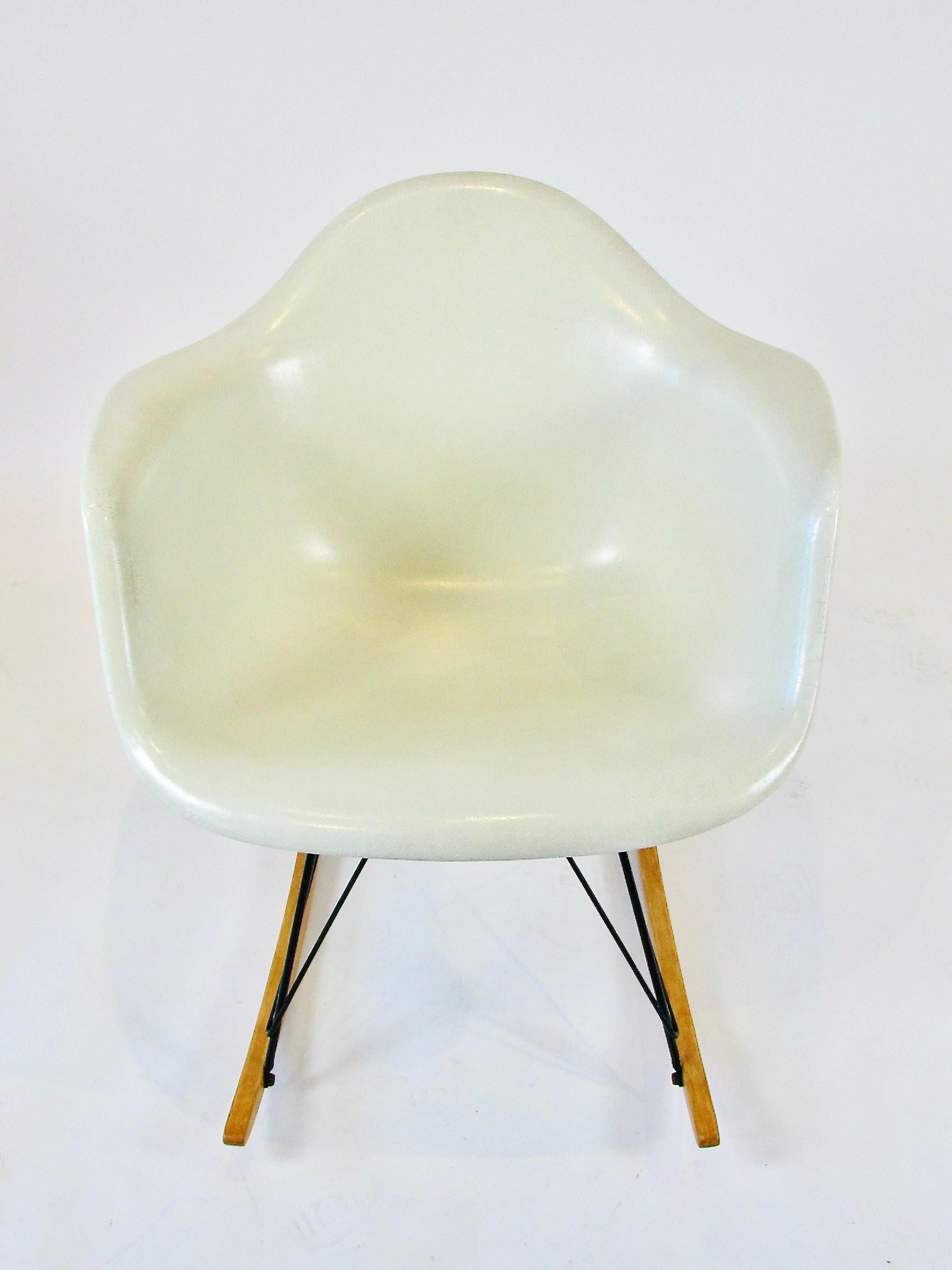 20th Century 1950s Eames for Herman Miller Fiberglass Ivory Parchment Shell RAR Rocking Chair For Sale