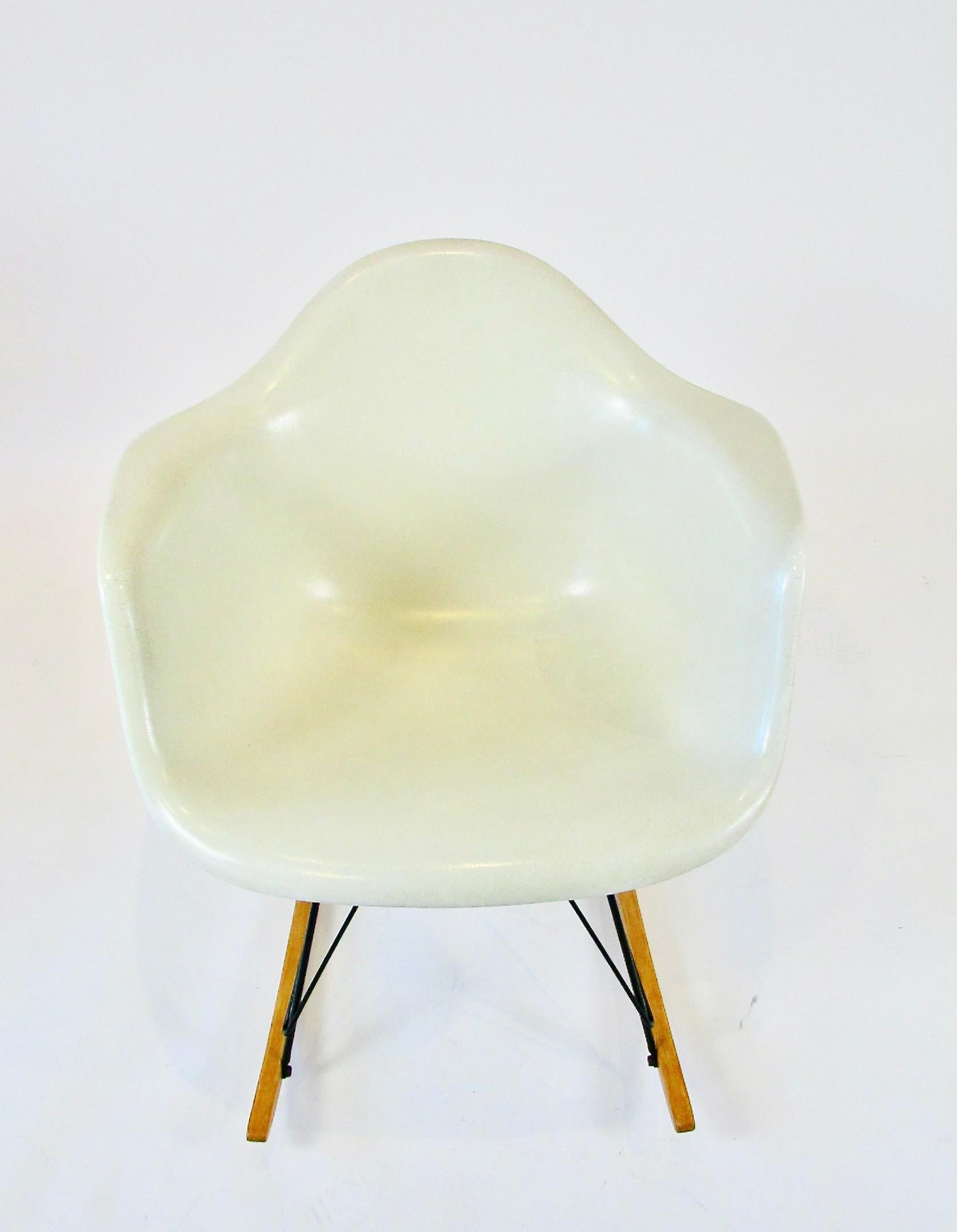 Steel 1950s Eames for Herman Miller Fiberglass Ivory Parchment Shell RAR Rocking Chair For Sale