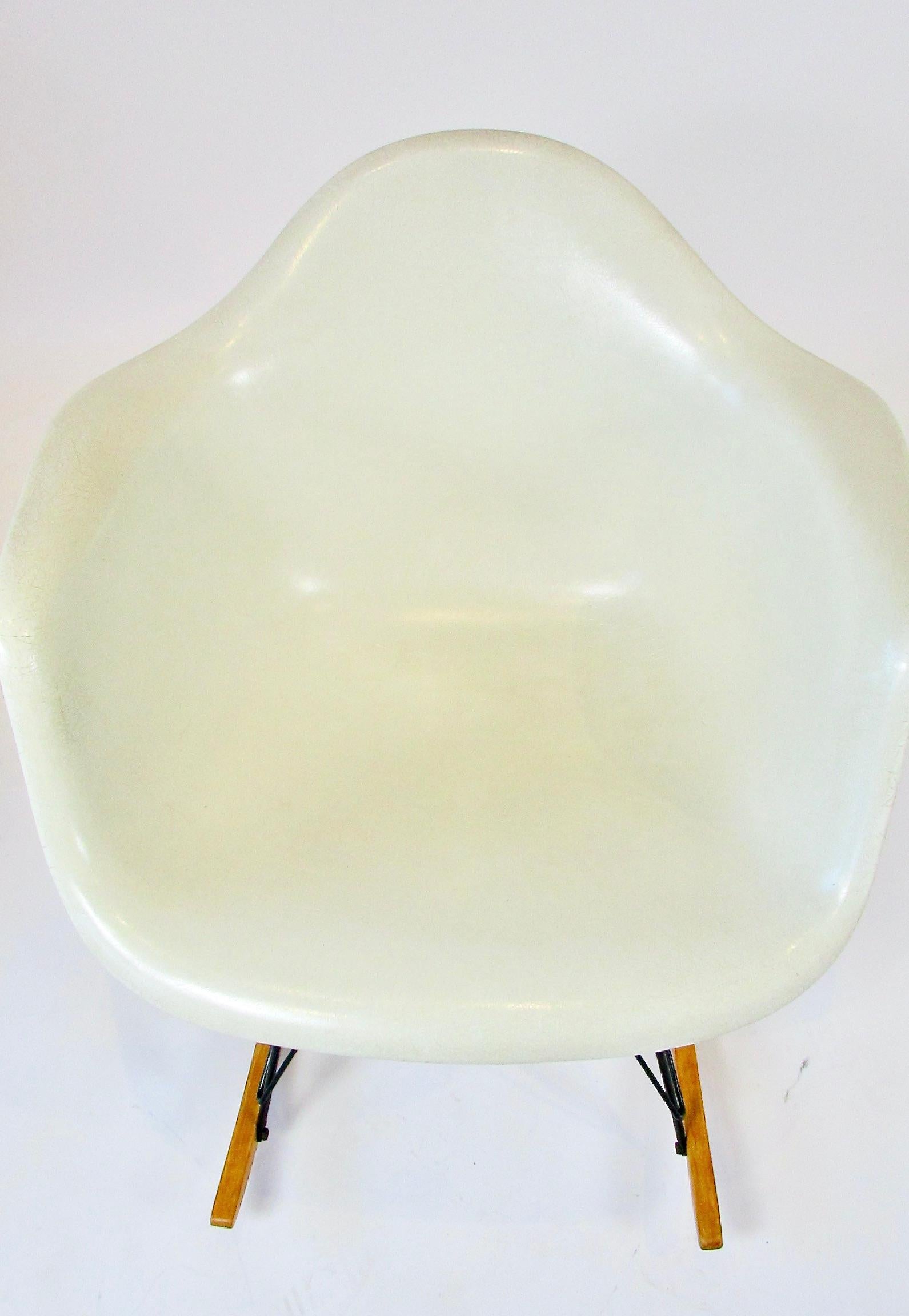 1950s Eames for Herman Miller Fiberglass Ivory Parchment Shell RAR Rocking Chair For Sale 1