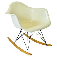 1950s Eames for Herman Miller Fiberglass Ivory Parchment Shell RAR Rocking Chair (Fauteuil à bascule en fibre de verre pour Herman Miller)