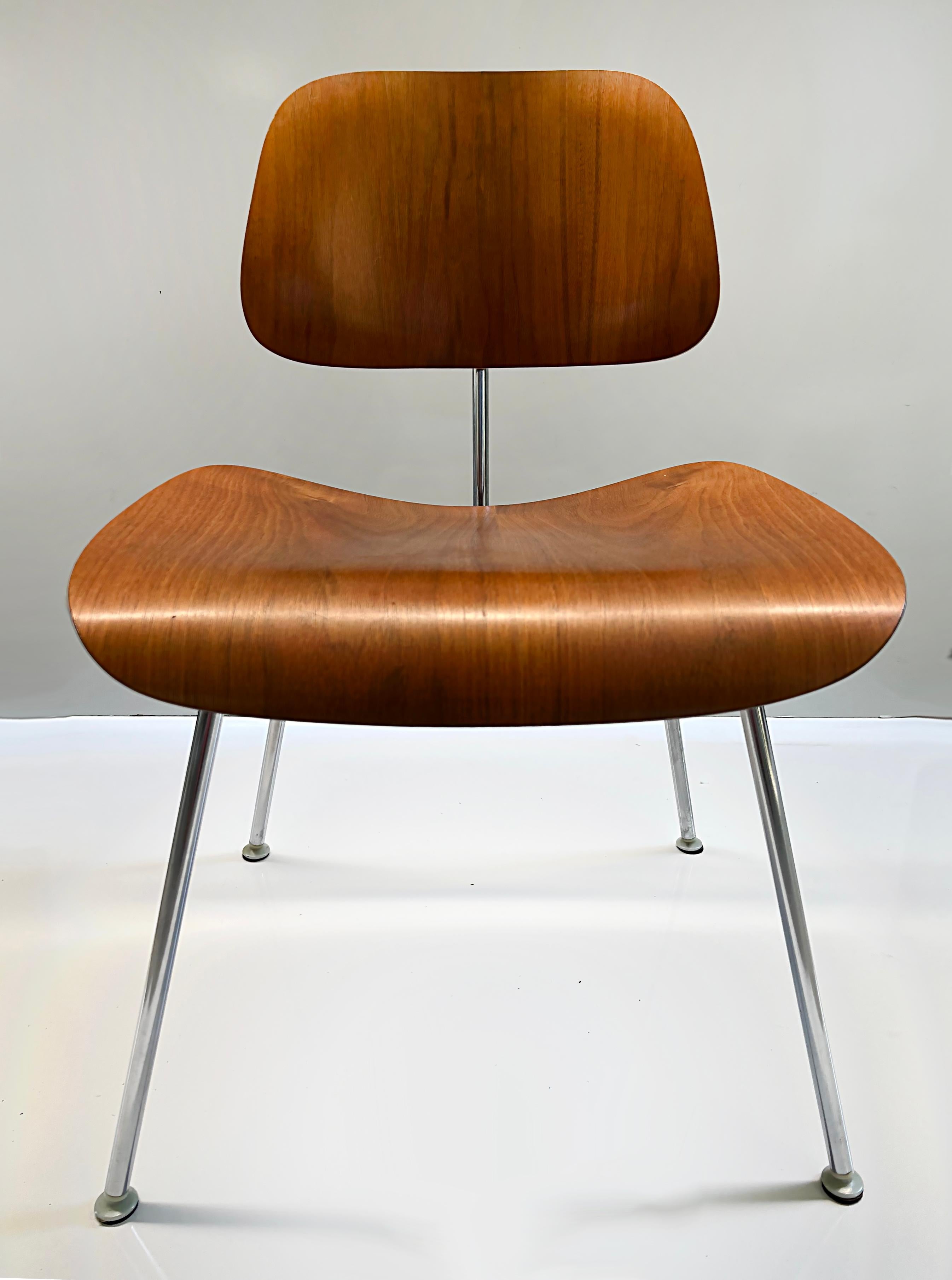 1950s Eames Molded Plywood Metal Base Dining Chairs DCM, Pair 

Offered for sale is a pair of original 1950s walnut veneer molded plywood metal base DCM dining chairs By Charles and Ray Eames for Herman Miller. These vintage chairs are an American