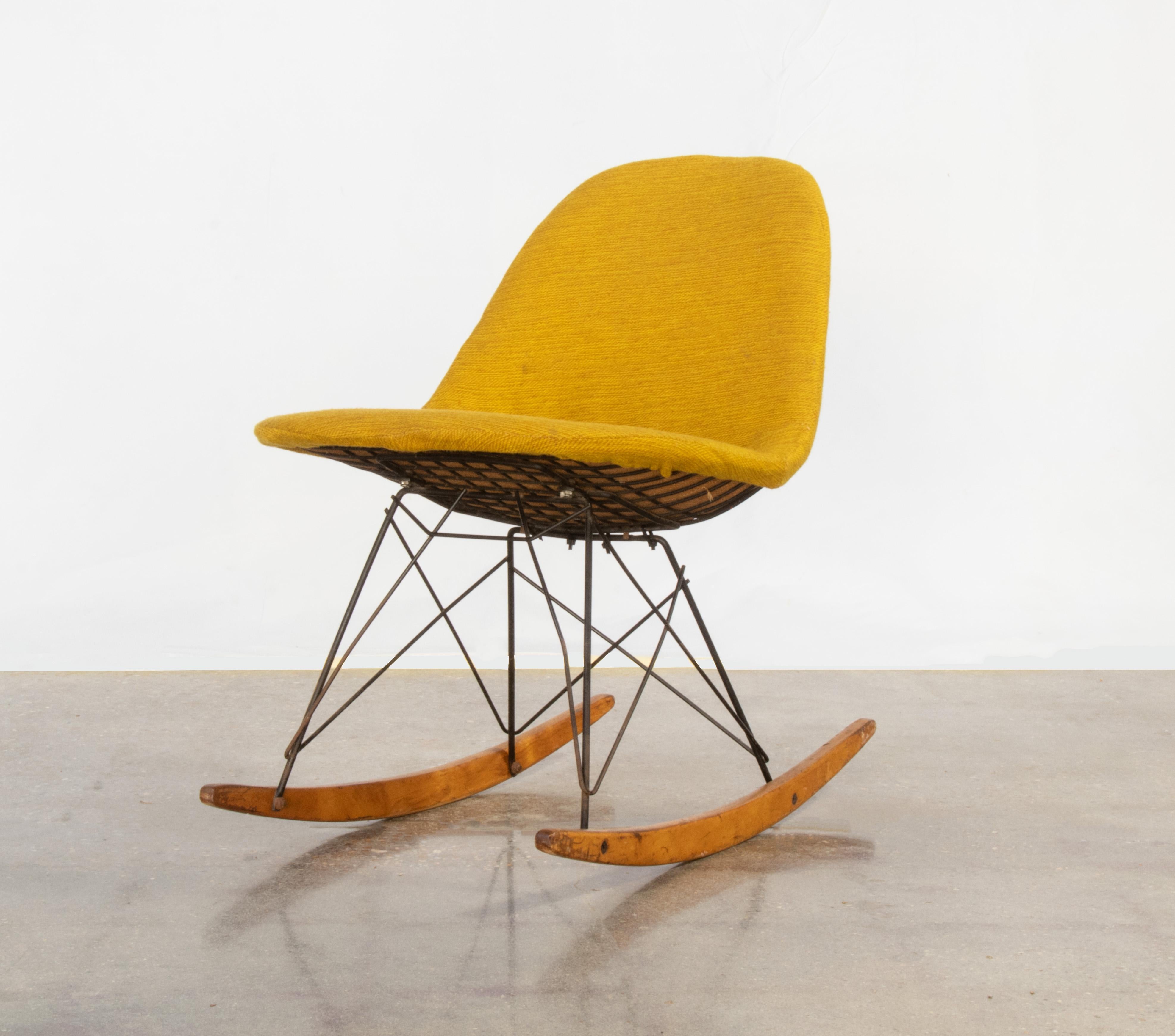 Chaise d'appoint emblématique RKR Rocking Wire, conçue par Charles et Ray Eames pour Herman Miller. Cette chaise conserve ses patins en bouleau d'origine et son tissu en hopsak jaune d'origine. Le cadre en fer noir fait ressortir le jaune vif.  Il
