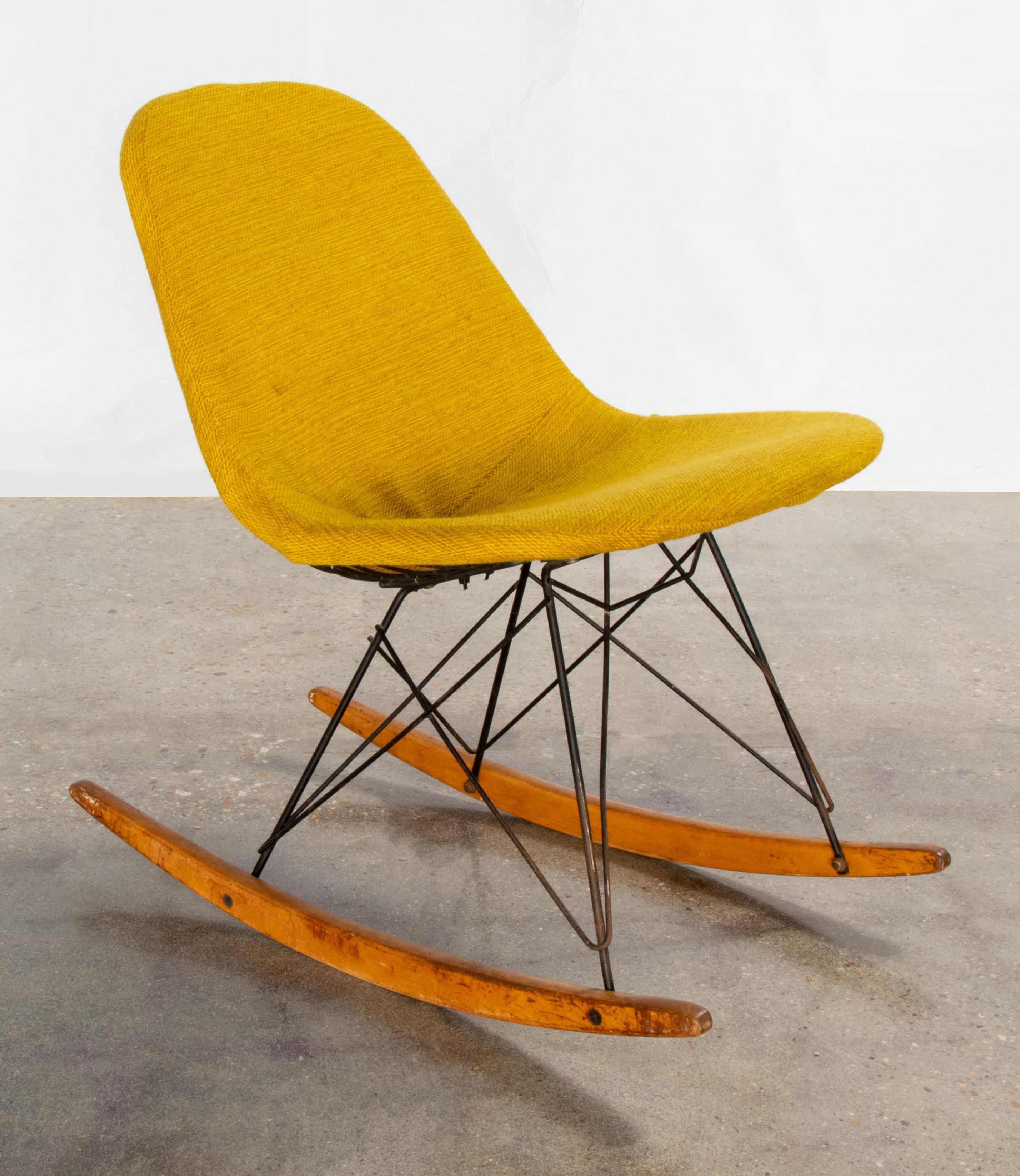 Mid-Century Modern Chaise d'appoint Eames RKR Rocking Wire des années 1950 avec housse d'origine en Hopsak jaune. en vente