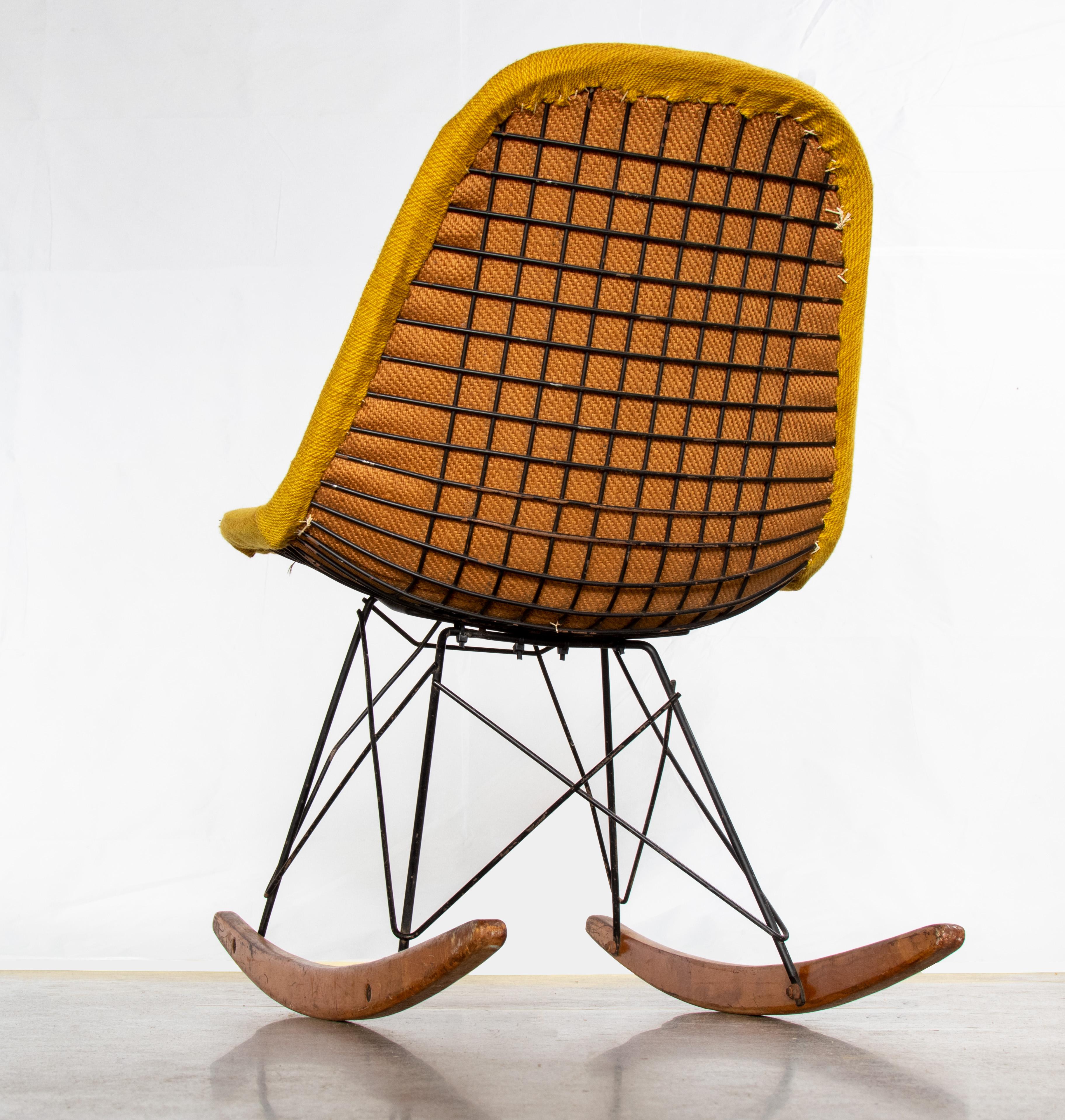 Milieu du XXe siècle Chaise d'appoint Eames RKR Rocking Wire des années 1950 avec housse d'origine en Hopsak jaune. en vente