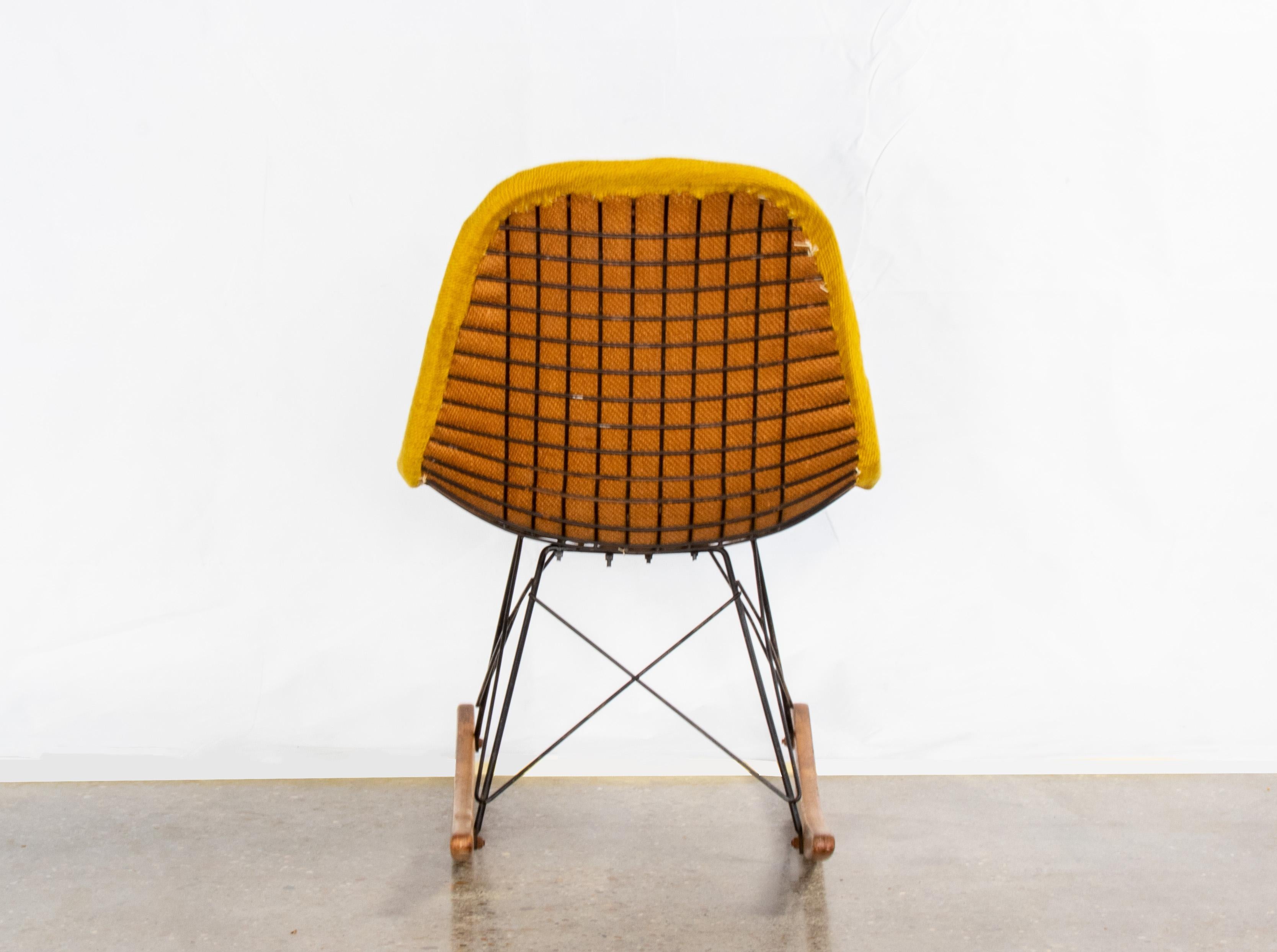 1950s Eames RKR Rocking Wire Side Chair with Yellow Hopsak original cover. For Sale 2
