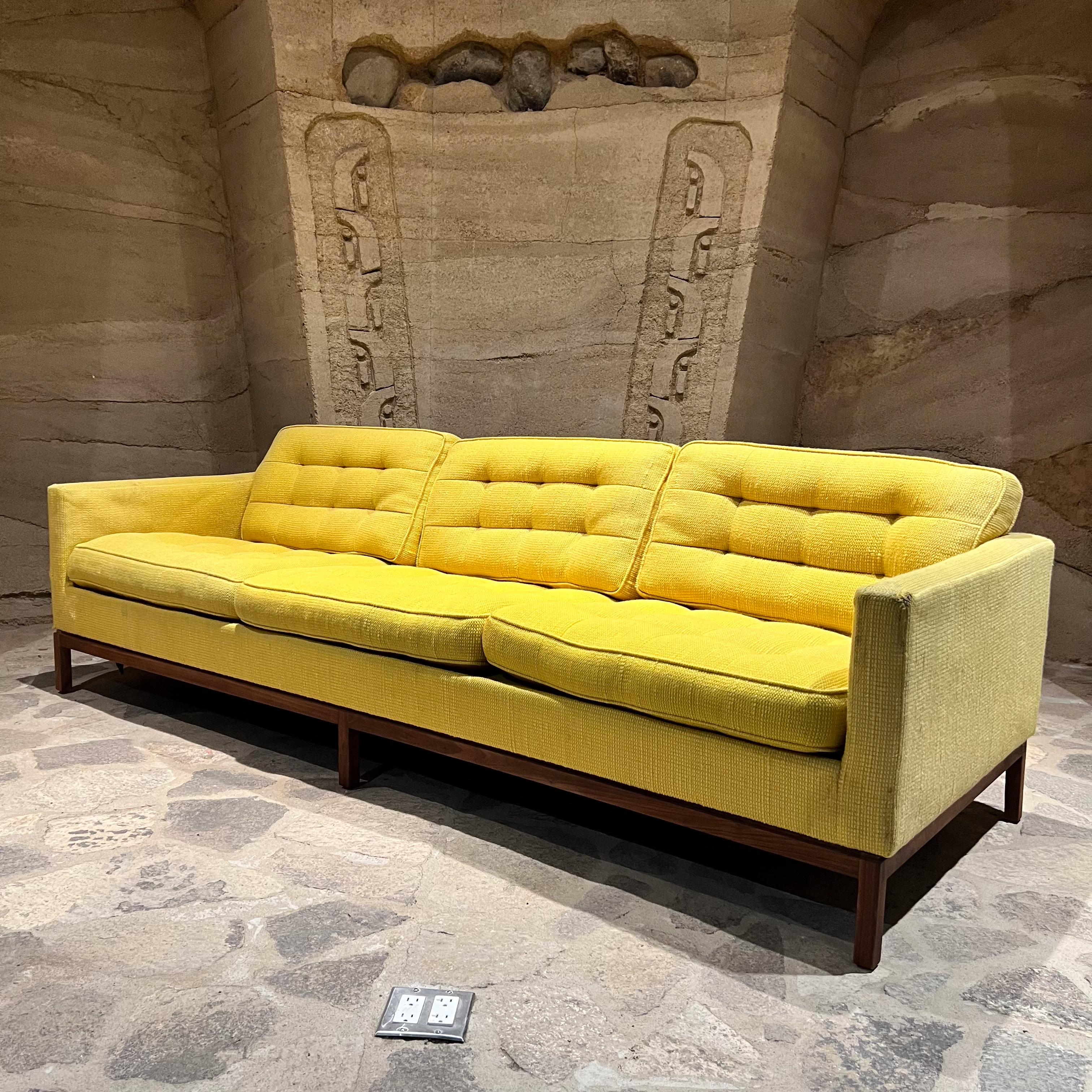 1950er Jahre Frühes Florence Knoll Dreisitziges Gelbes Sofa Wood Base 4
