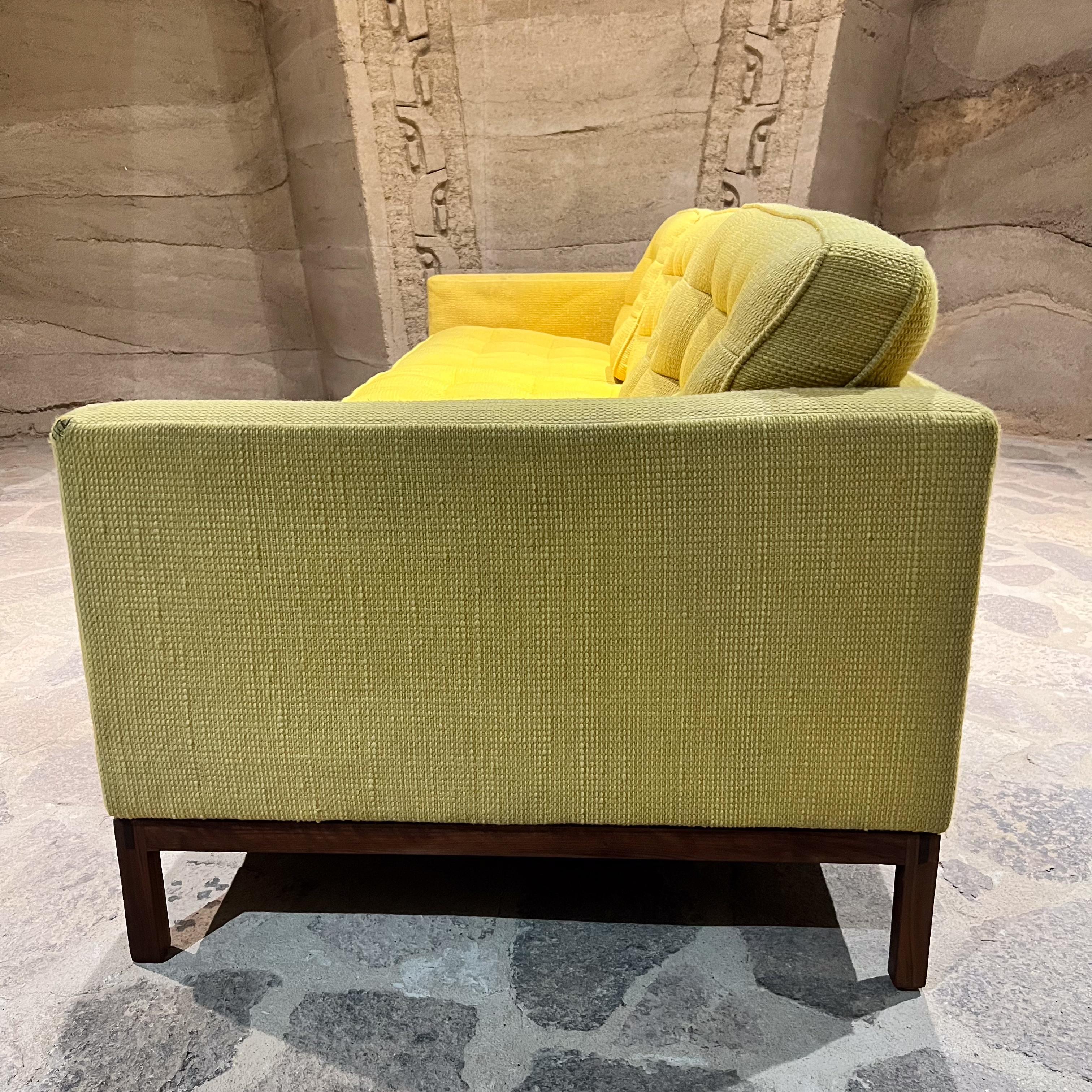 1950er Jahre Frühes Florence Knoll Dreisitziges Gelbes Sofa Wood Base 5