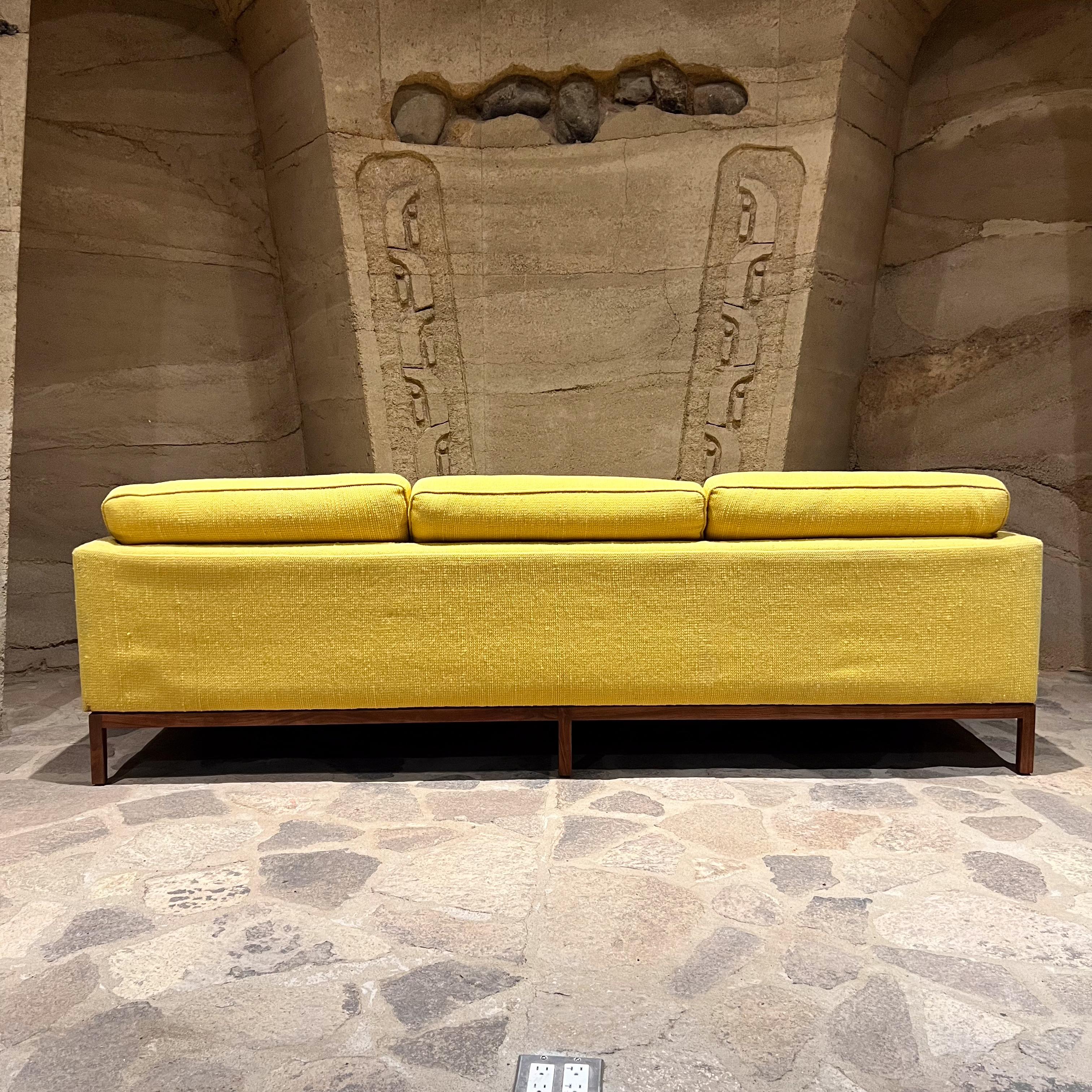 1950er Jahre Frühes Florence Knoll Dreisitziges Gelbes Sofa Wood Base 6