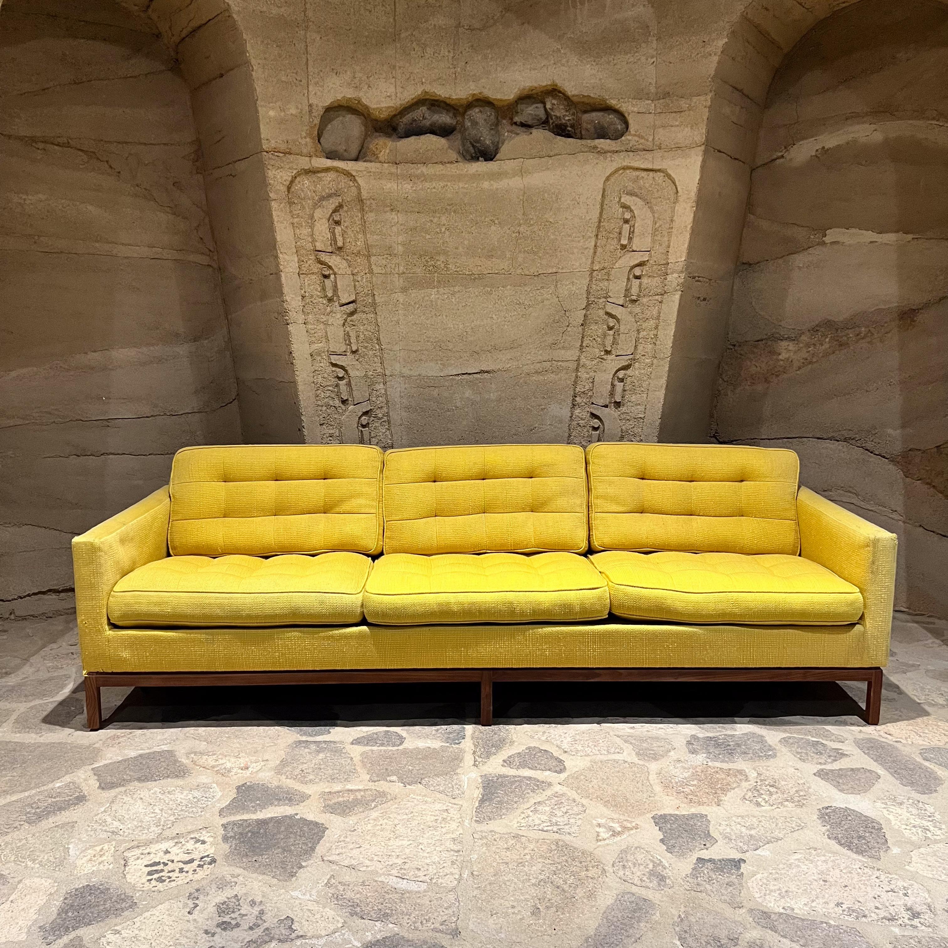 1950er Jahre Frühes Florence Knoll Dreisitziges Gelbes Sofa Wood Base (Moderne der Mitte des Jahrhunderts)
