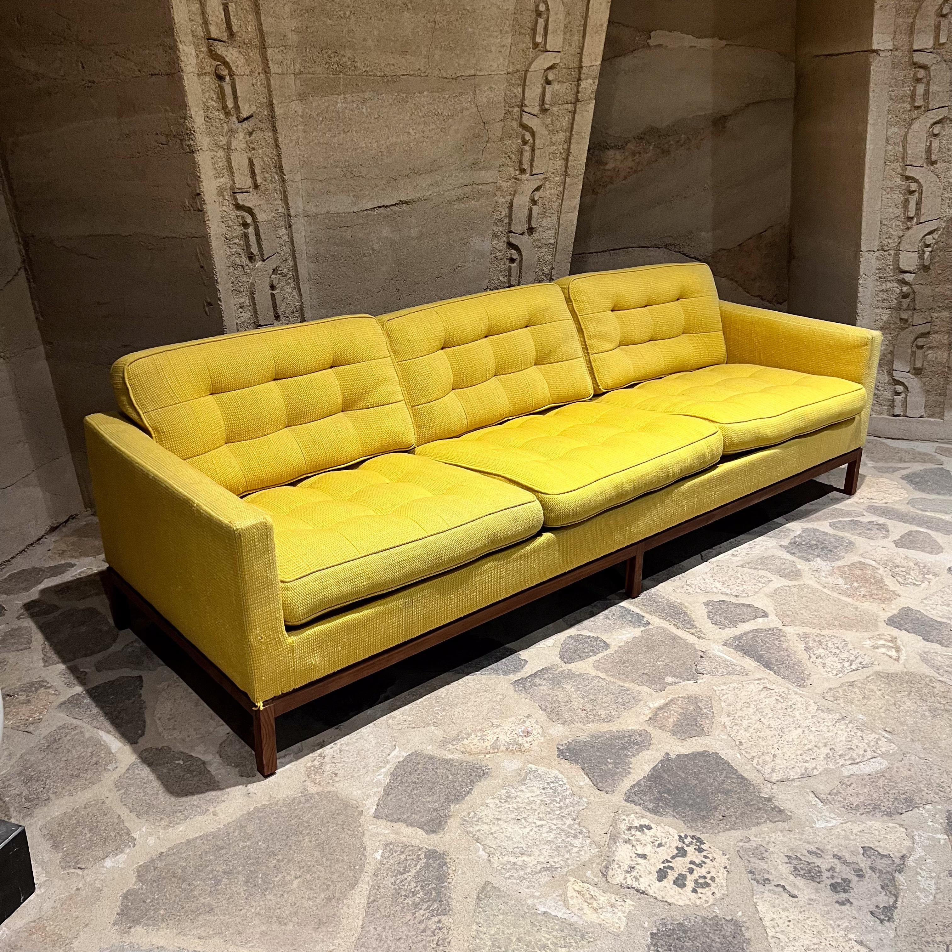 1950er Jahre Frühes Florence Knoll Dreisitziges Gelbes Sofa Wood Base (amerikanisch)