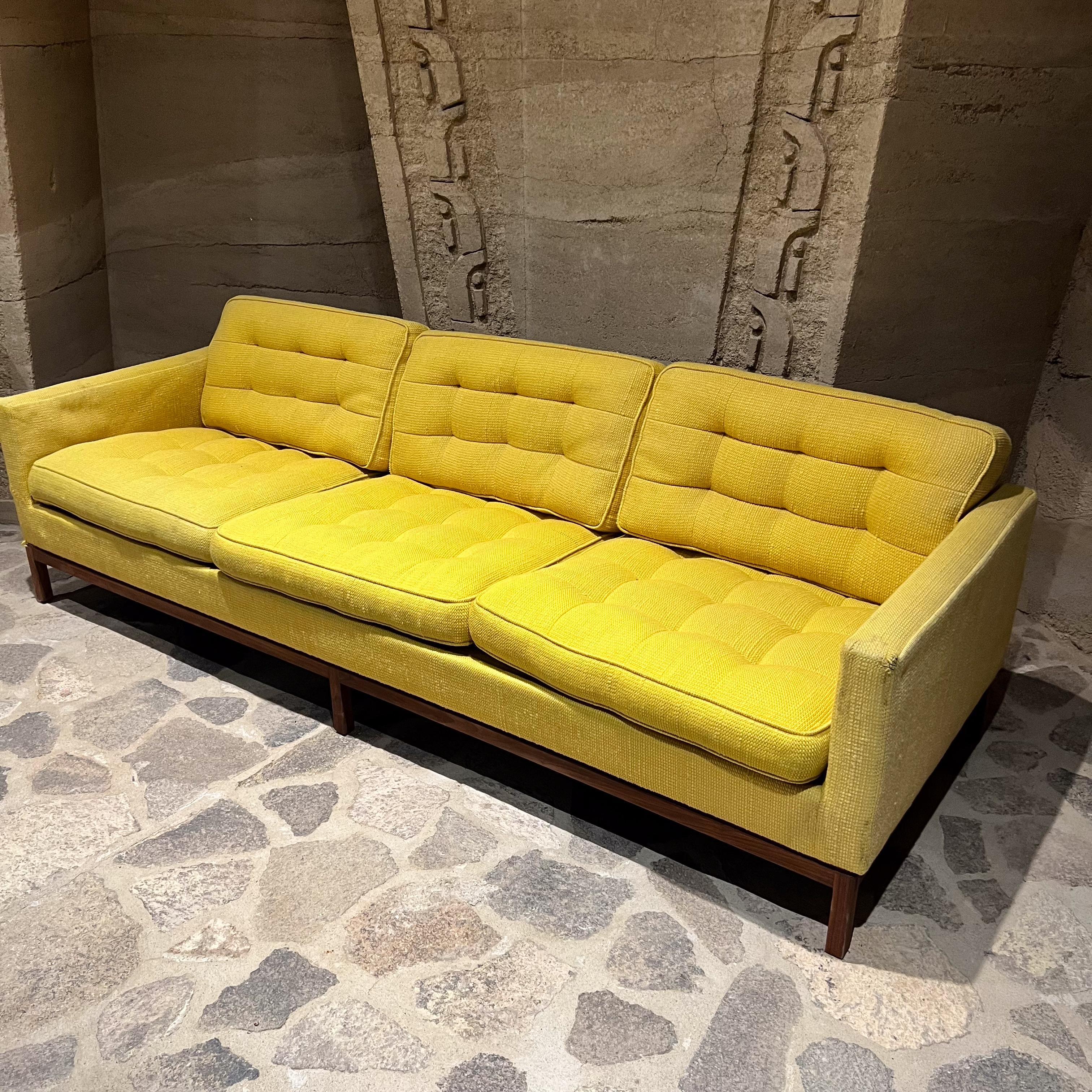 1950er Jahre Frühes Florence Knoll Dreisitziges Gelbes Sofa Wood Base im Zustand „Gut“ in Chula Vista, CA