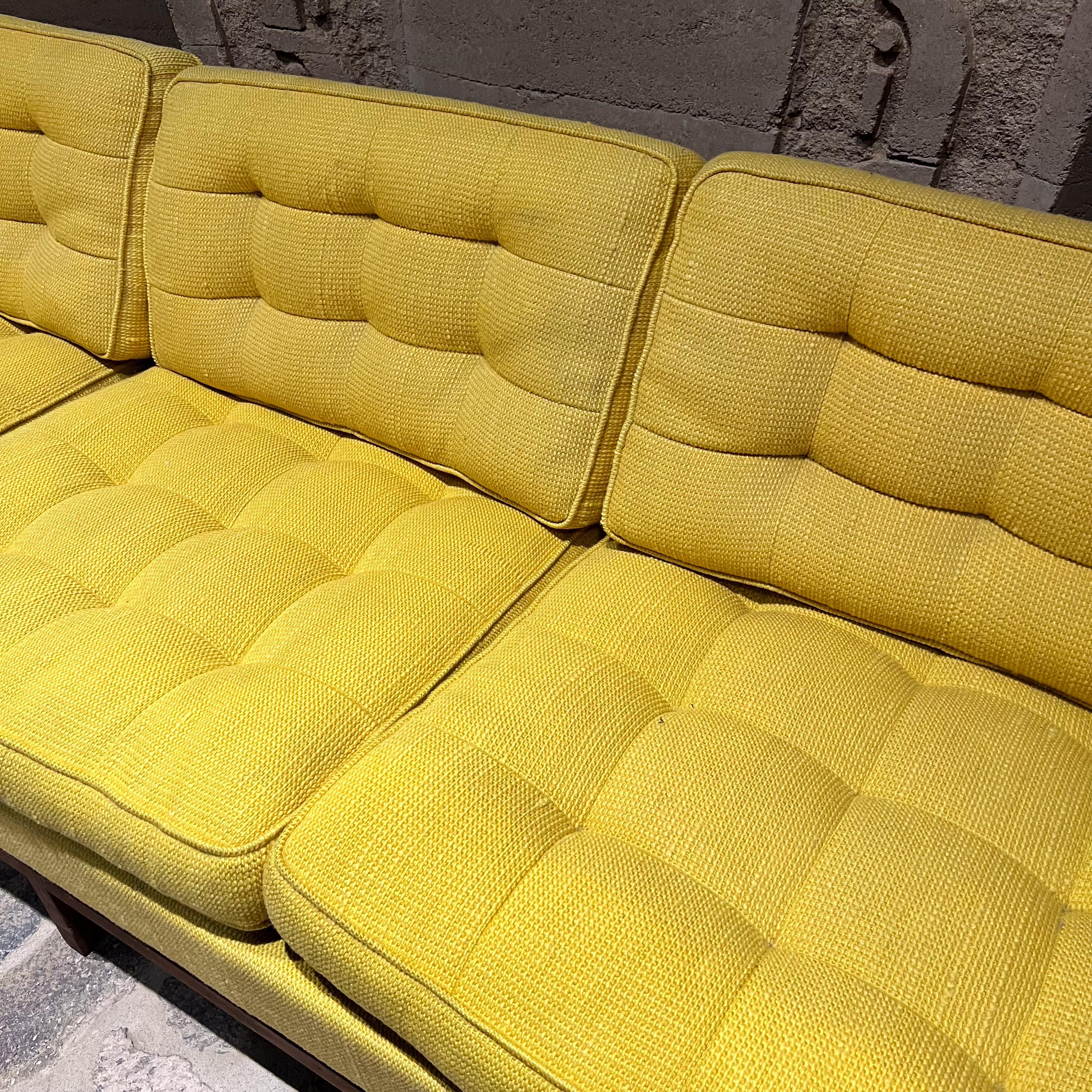 1950er Jahre Frühes Florence Knoll Dreisitziges Gelbes Sofa Wood Base (20. Jahrhundert)