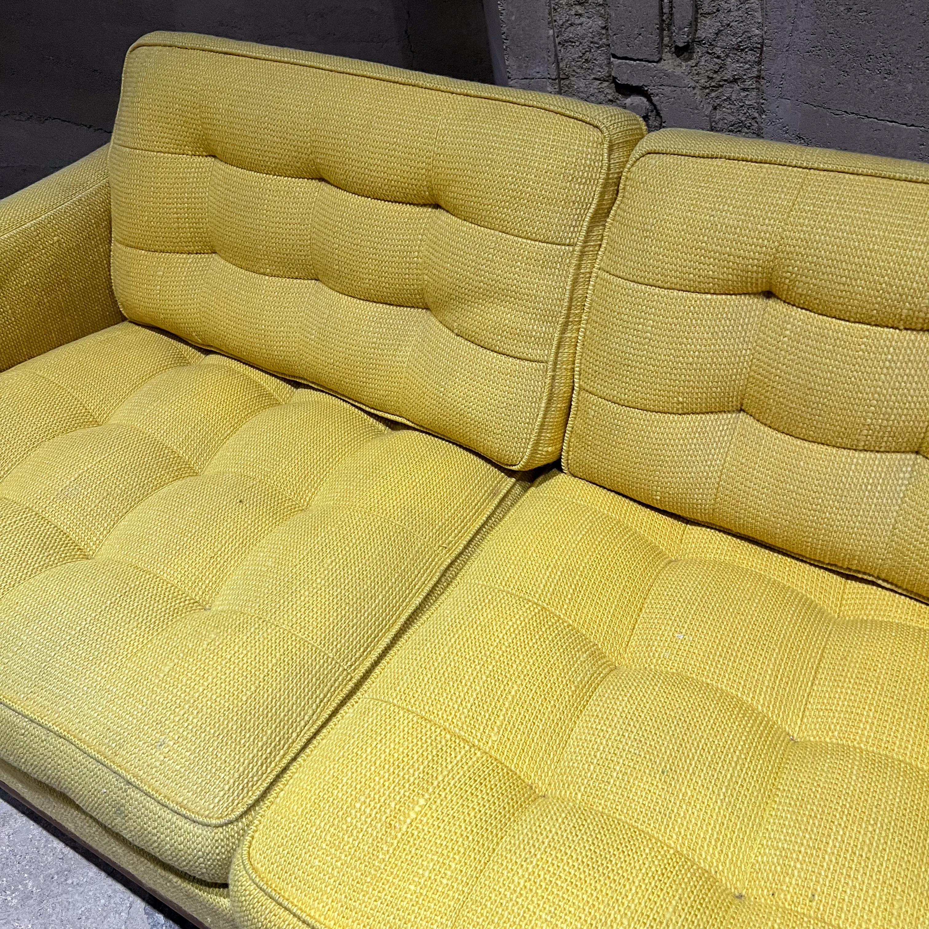 1950er Jahre Frühes Florence Knoll Dreisitziges Gelbes Sofa Wood Base (Stoff)