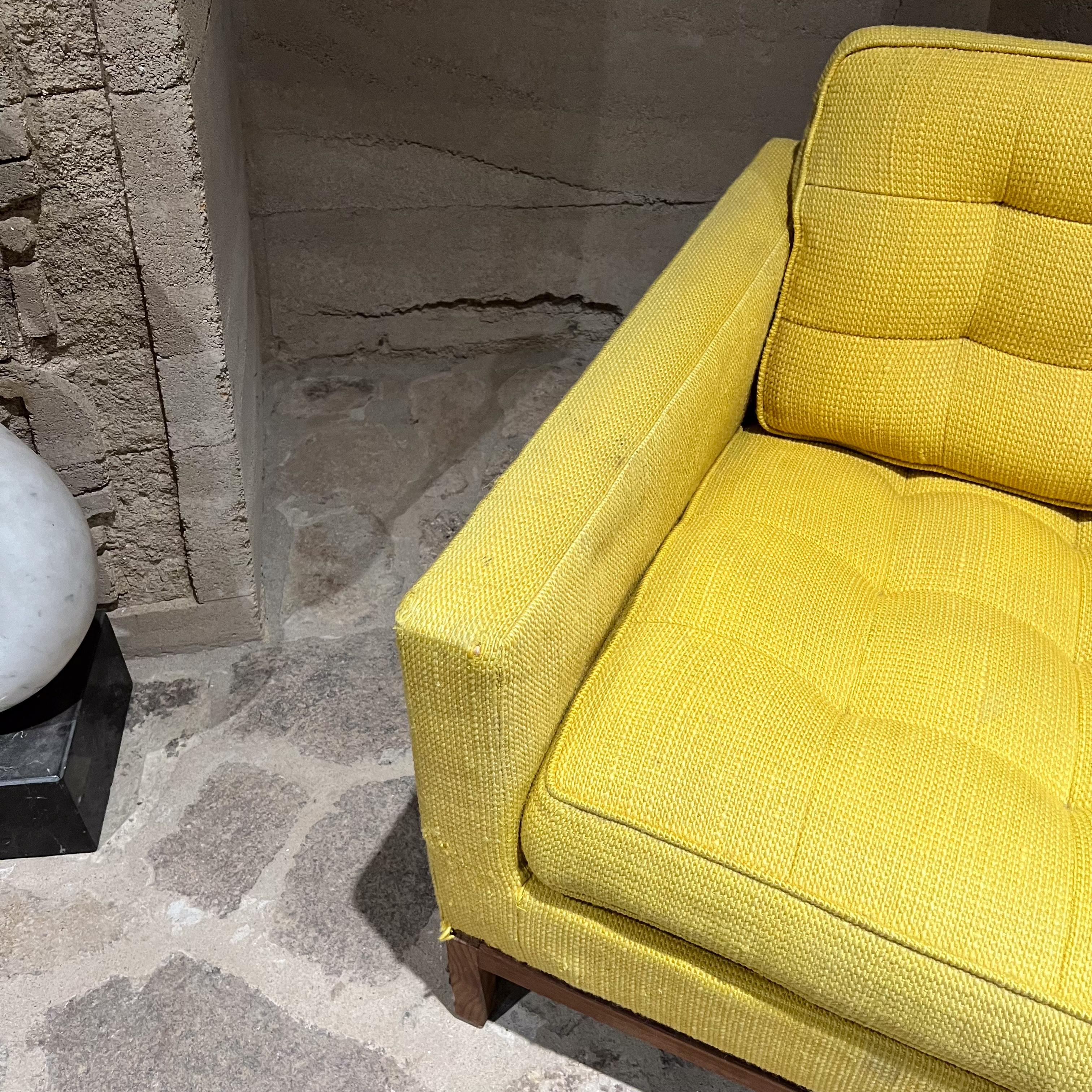1950er Jahre Frühes Florence Knoll Dreisitziges Gelbes Sofa Wood Base 1