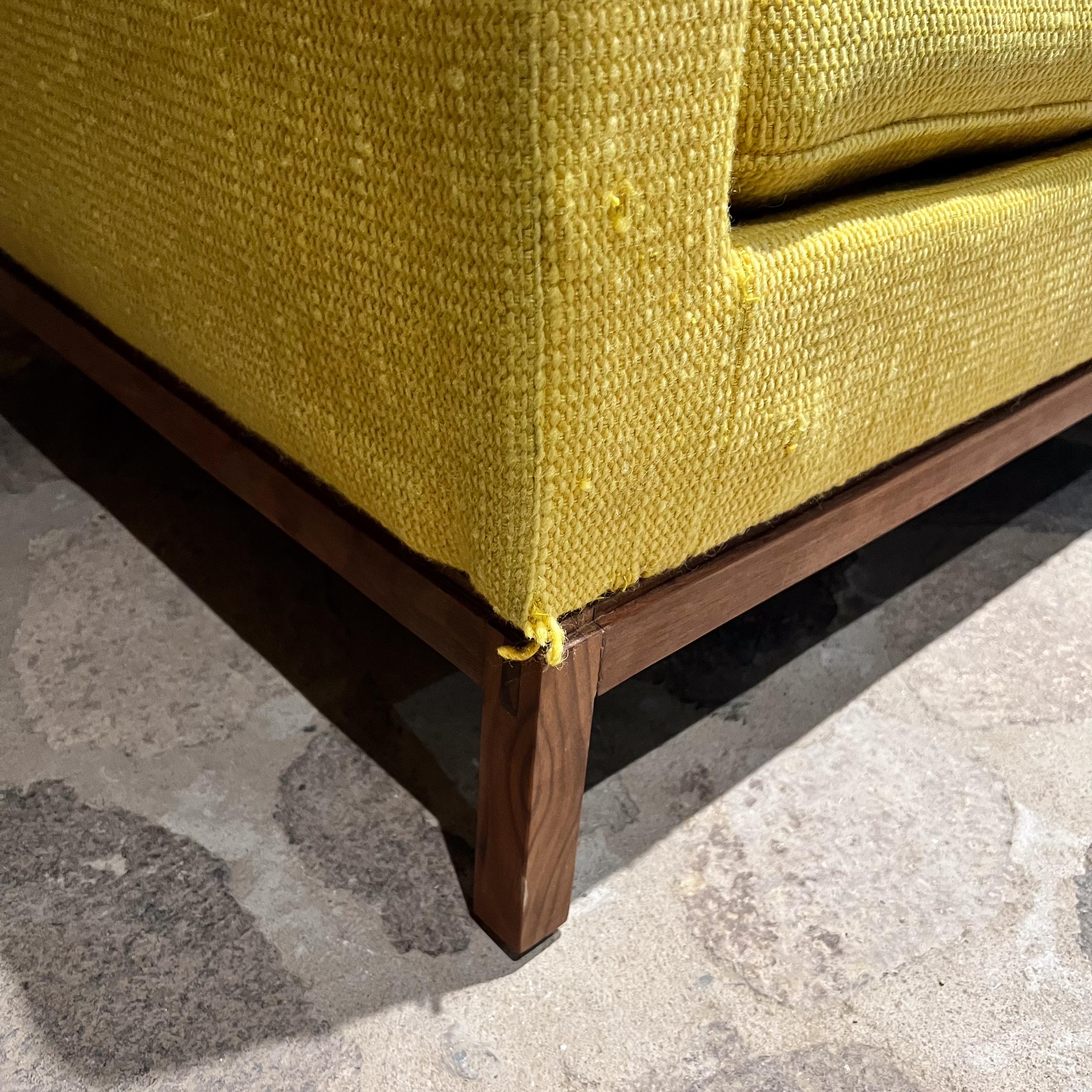 1950er Jahre Frühes Florence Knoll Dreisitziges Gelbes Sofa Wood Base 2