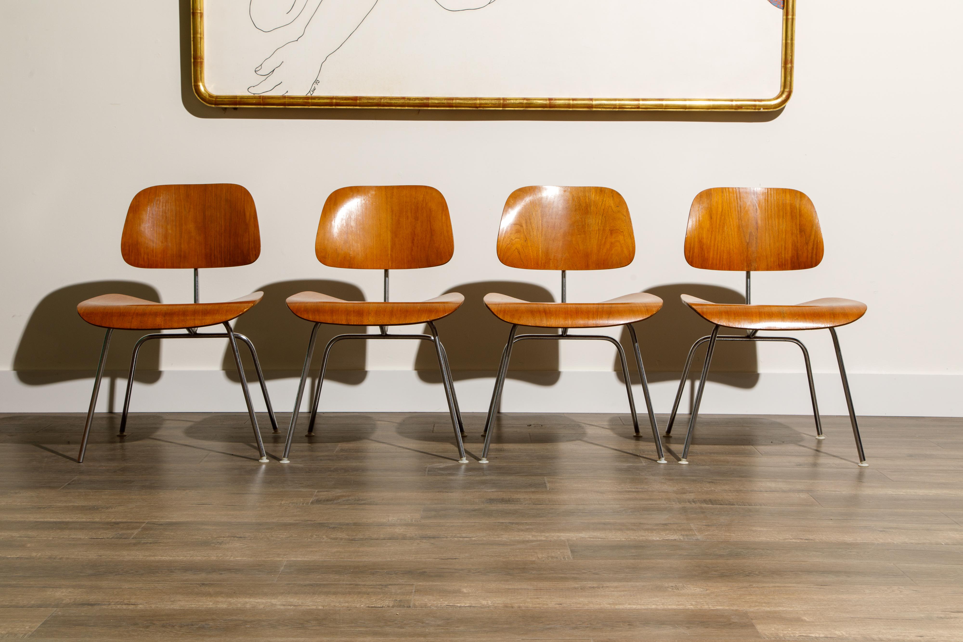 Cet ensemble de quatre (4) chaises DCM (Dining Chair Metal) de Ray et Charles Eames:: issues des premières années de production d'Herman Millers (1956 à 1959):: sont des pièces de collection et ont beaucoup plus de valeur que les nouveaux modèles de