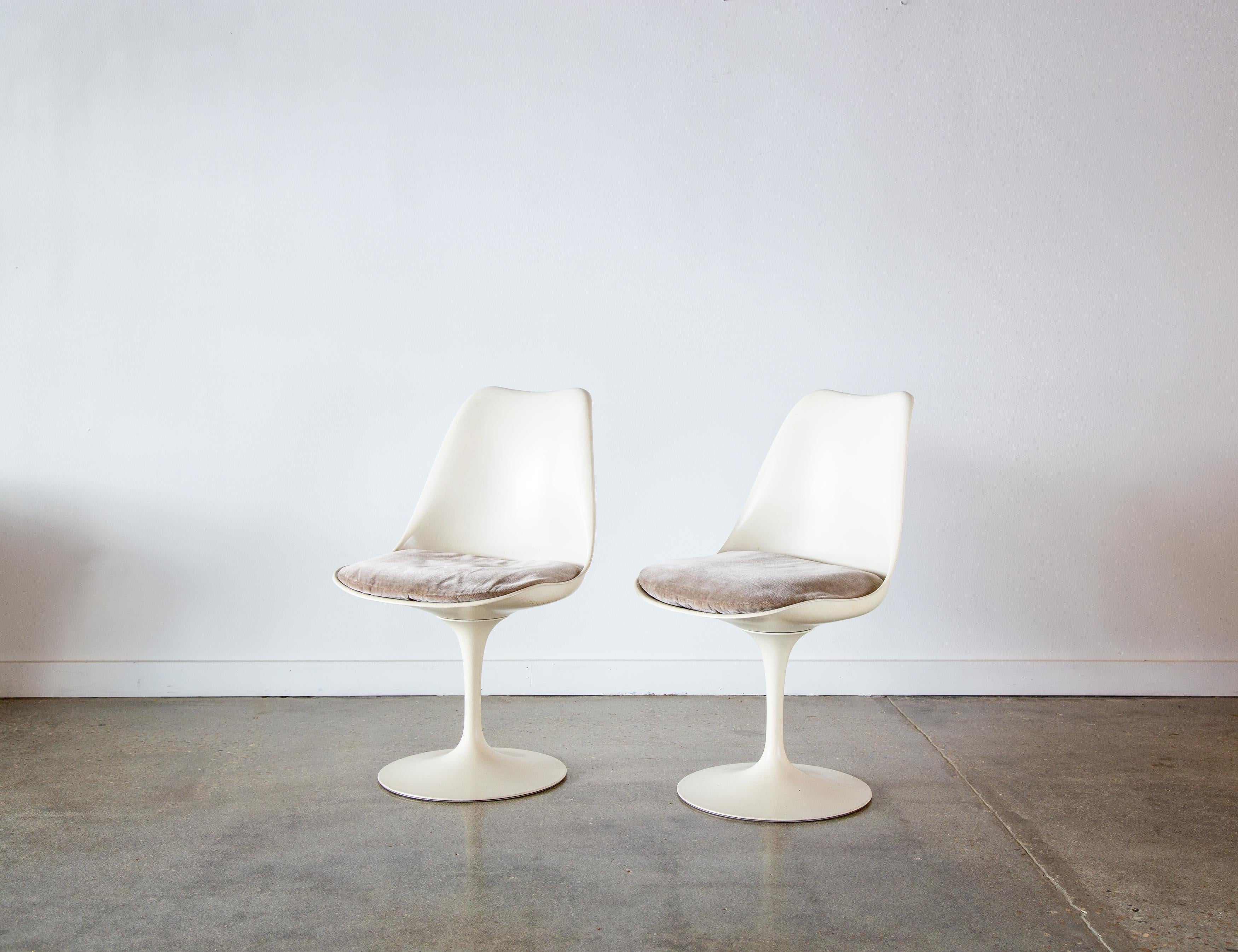 Iconic pair of tulip swivel chairs designed by Eero Saarinen for Knoll Associates.  These chairs date to the late 1950s and early 1960s as determined by the vertical bow tie label.

Condition: typical yellowing to the chairs for their age. 