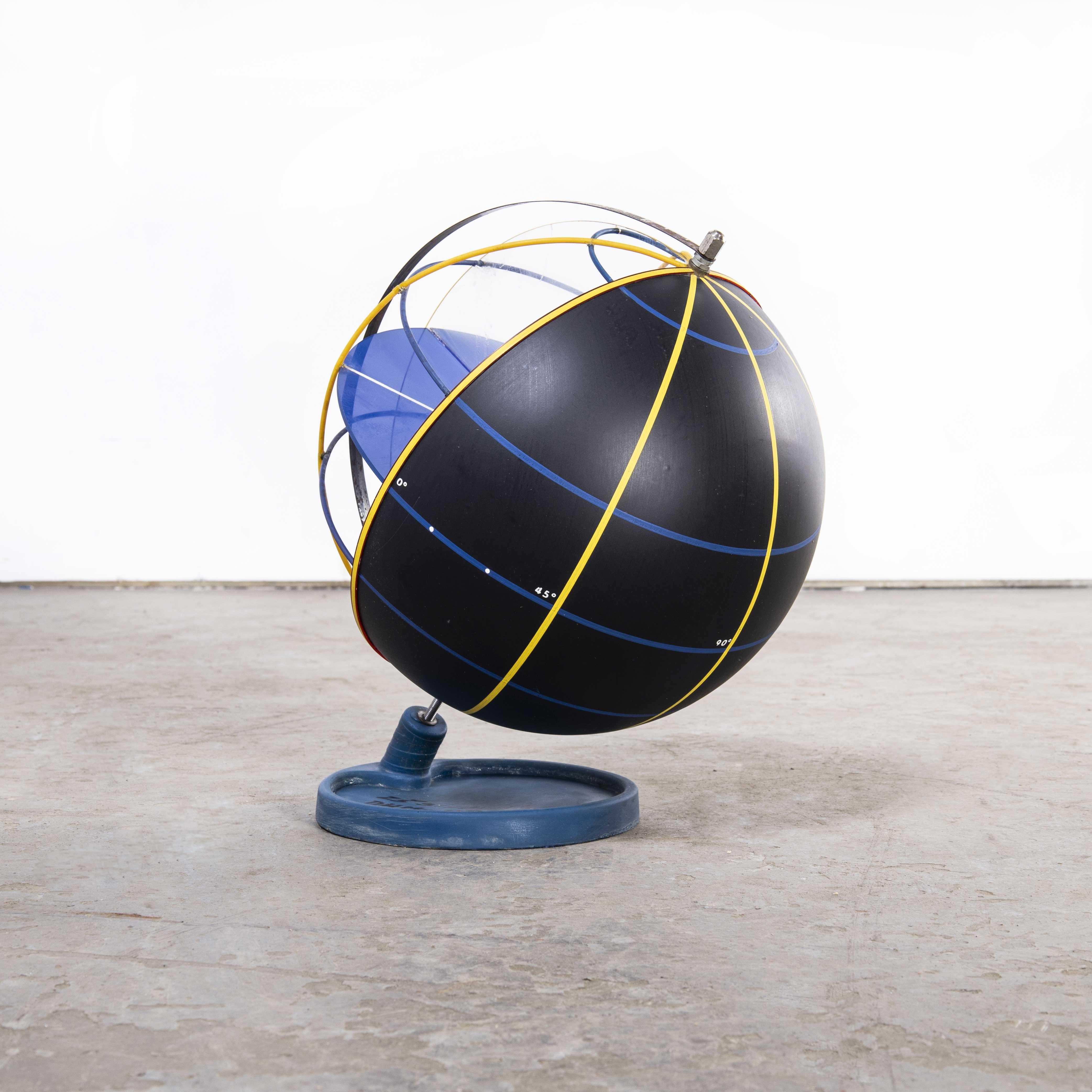 Milieu du XXe siècle Globe d'enseignement rotatif en géographie de la terre des années 1950 en vente