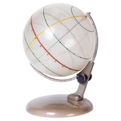 Globe terrestre pédagogique rotatif des années 1950