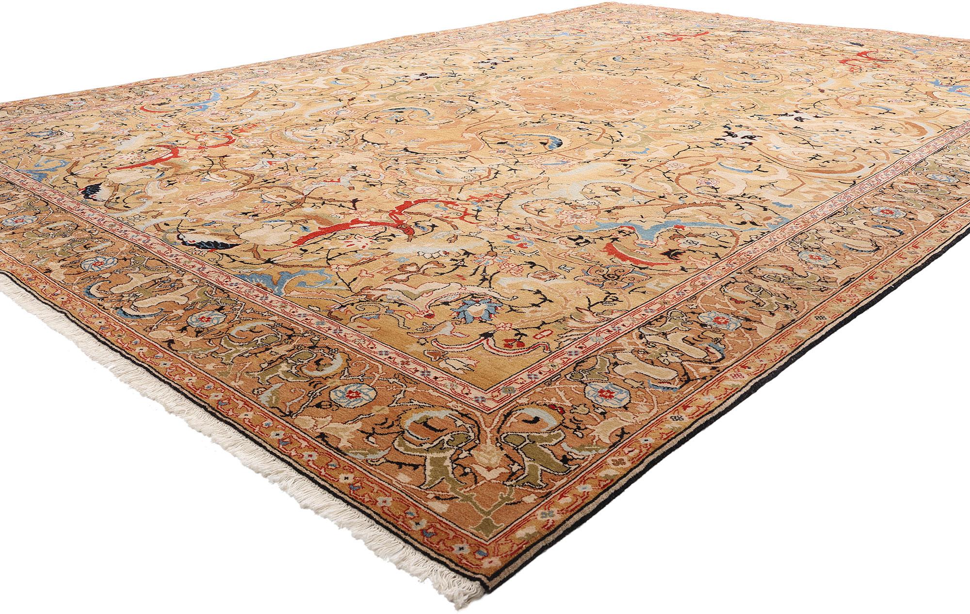 79014 Tappeto Tabriz persiano vintage, 10'08 x 15'03. Questo tappeto persiano Tabriz vintage in lana annodato a mano è una vibrante gamma di colori e design, impregnata della ricca eredità dell'artigianato persiano. Al centro, un medaglione a