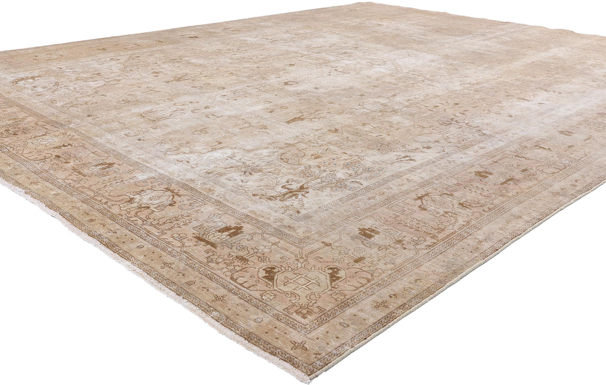 61352 Tappeto Tabriz persiano vintage con tonalità della terra, 09'10 x 12'07. Questo eccezionale tappeto persiano Tabriz vintage, annodato a mano e con segni di distorsione, esemplifica la serena bellezza e la sobria eleganza dei tessuti persiani