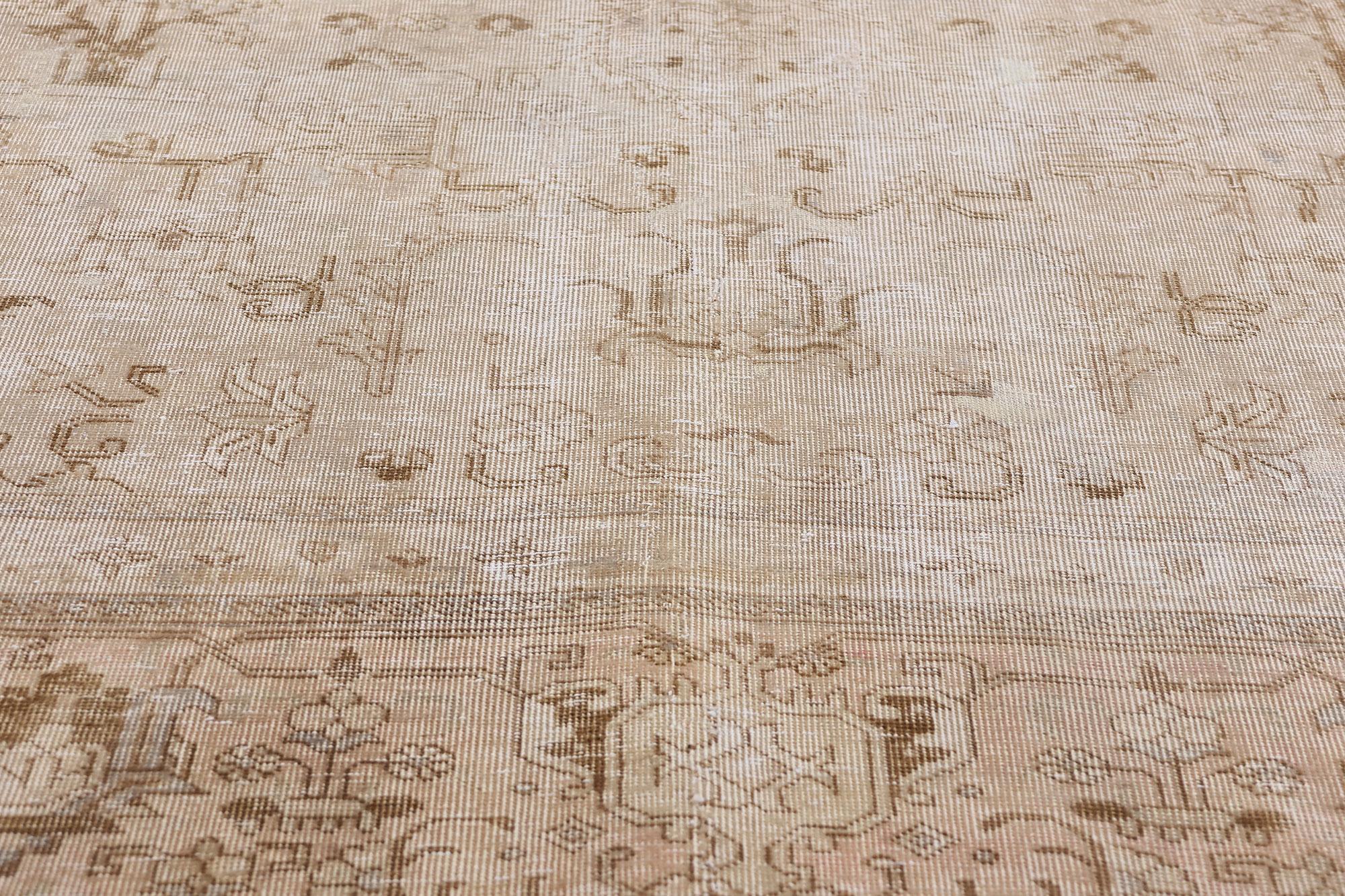 Annodato a mano Tappeto persiano Tabriz degli anni '50 in tonalità terra con stile moderno e tradizionale in vendita