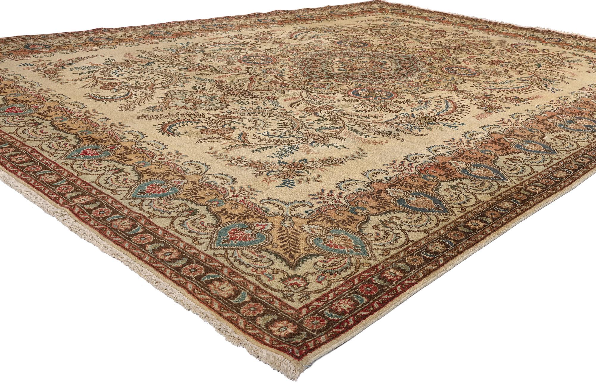 76285 Tapis persan Tabriz vintage aux couleurs claires. Absolument magnifique avec son style traditionnel et ses couleurs claires, ce tapis persan Tabriz vintage se caractérise par un niveau de détail impeccable. Ce tapis persan Tabriz présente un