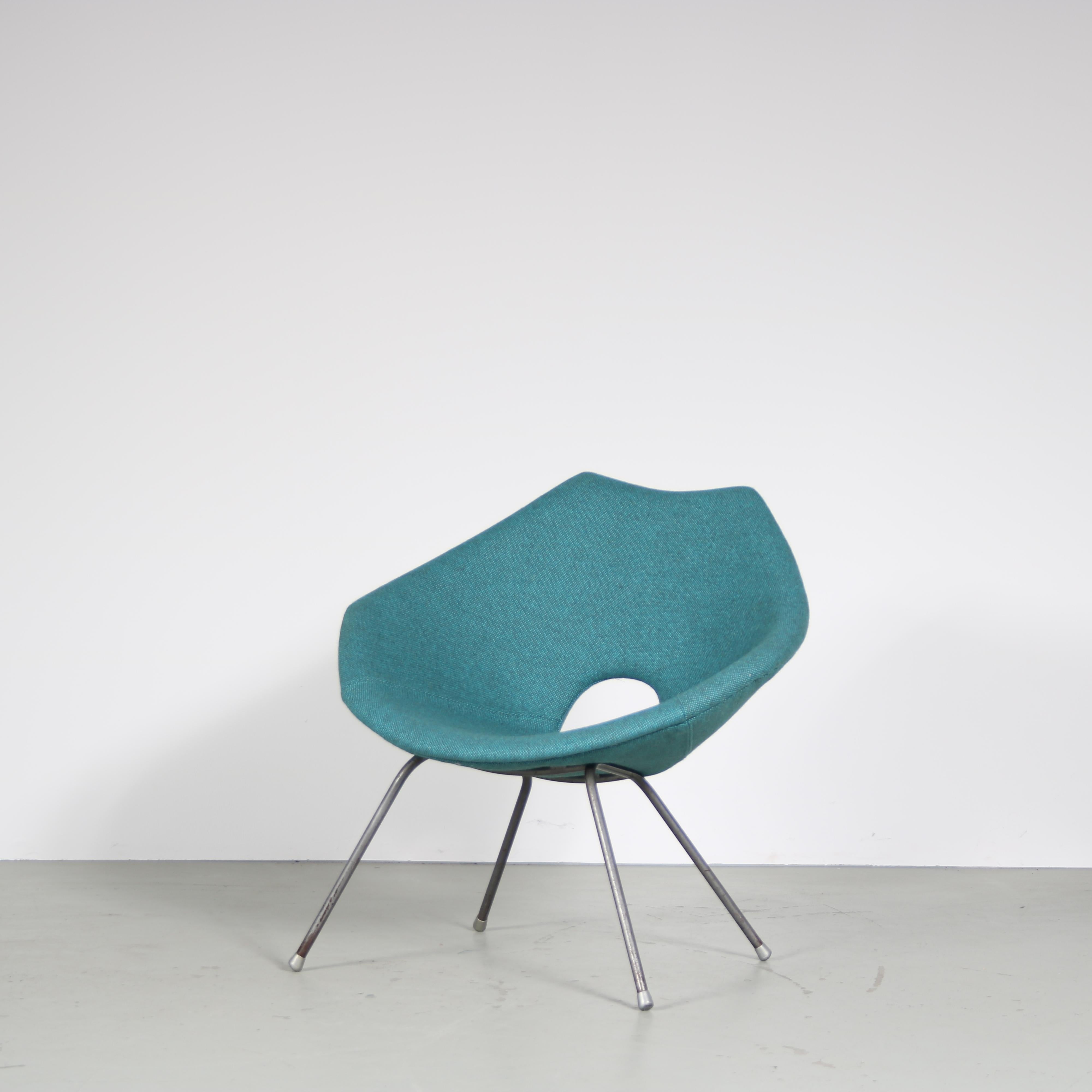 

Une belle chaise longue dessinée par Augusto Bozzi et fabriquée par Saporiti en Italie vers 1950.

La chaise est dotée d'une solide base en métal gris qui assure la stabilité et complète l'esthétique générale. Les lignes épurées et le design