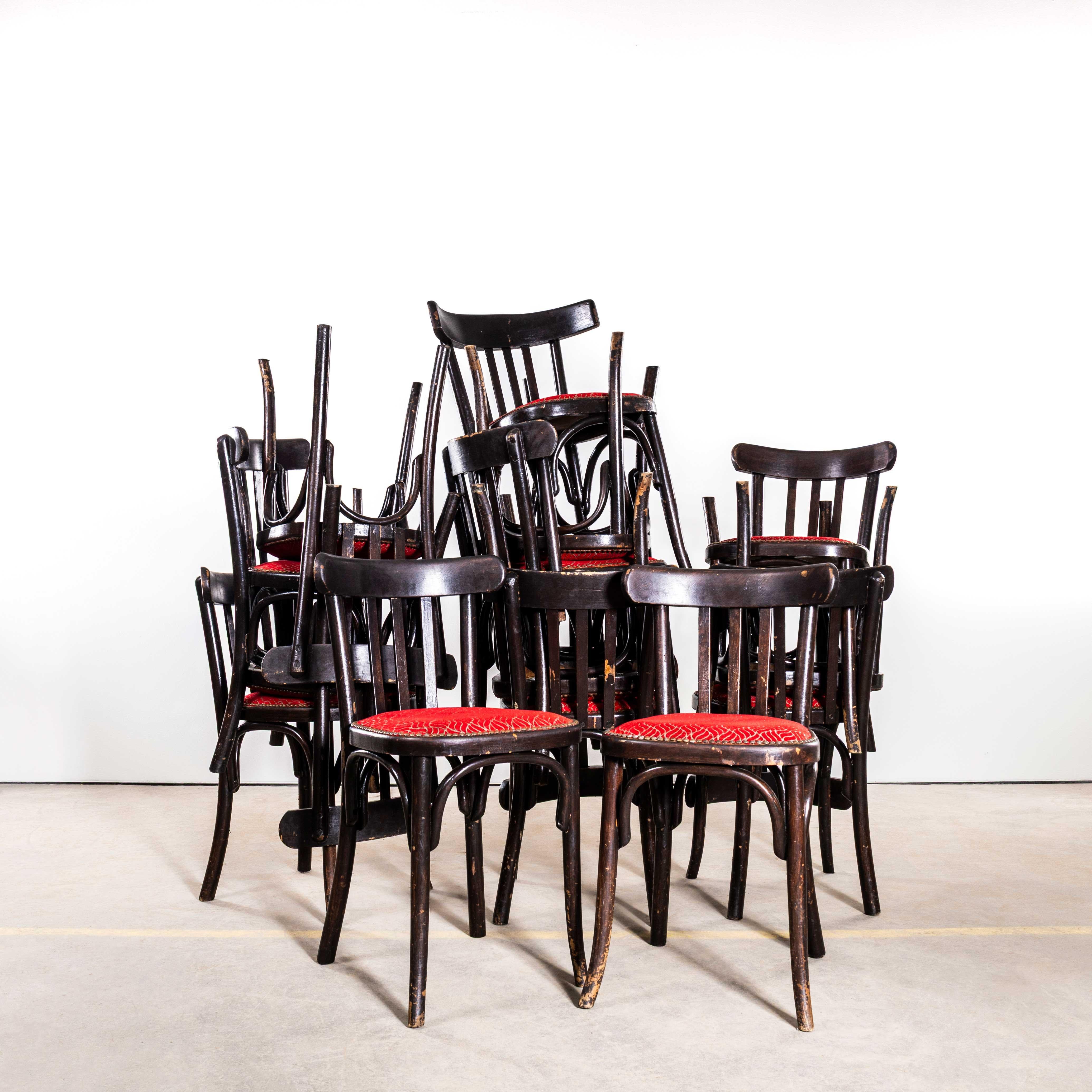 Chaises de salle à manger classiques Luterma des années 1950, rembourrées et ébonisées. 
Le procédé de cintrage du hêtre à la vapeur pour créer des chaises élégantes a été découvert et développé par Thonet, mais lorsque ses brevets ont expiré en
