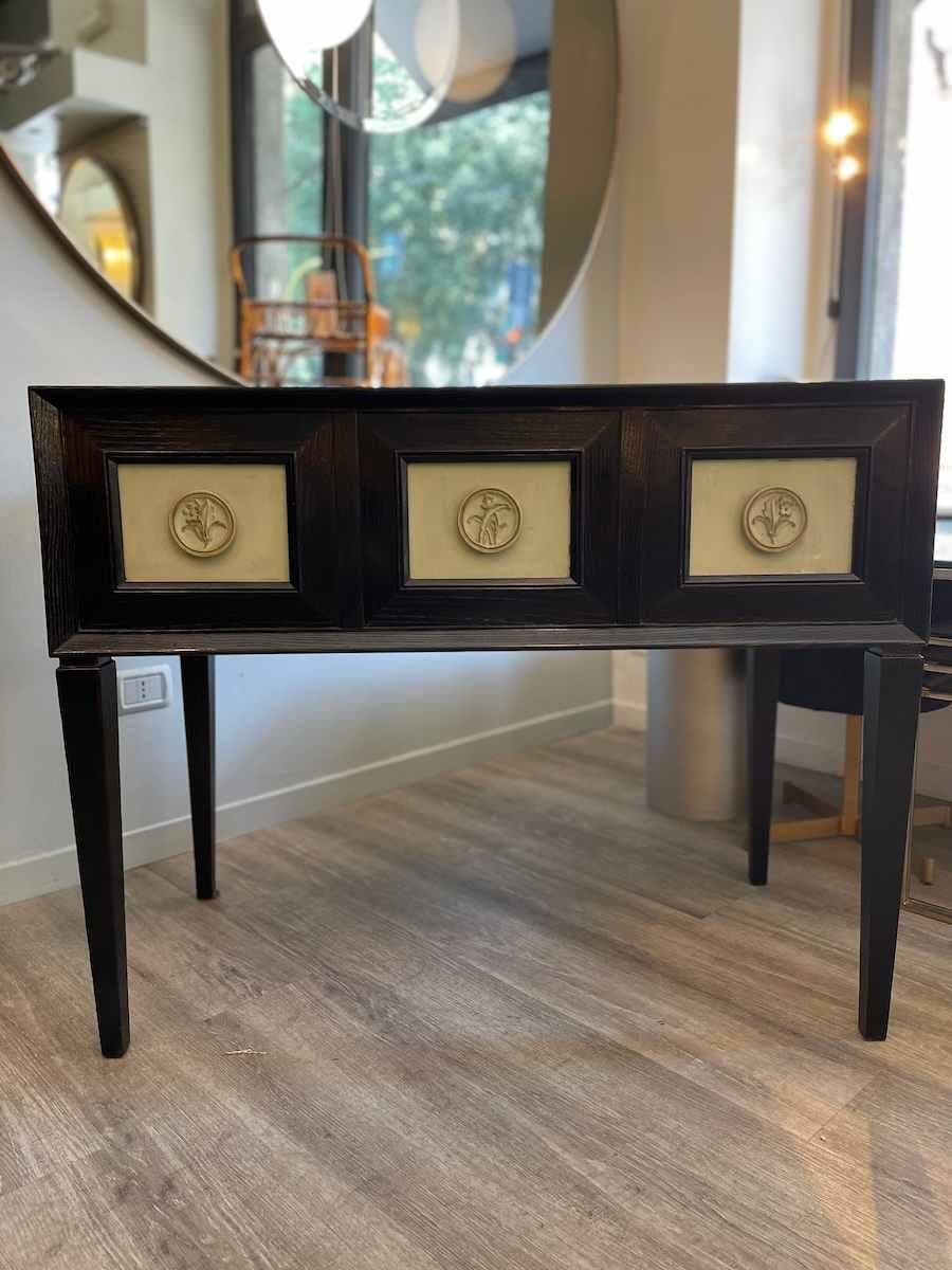 Elegant bureau autoportant des années 1950, fabriqué en bois noir ébonisé. La face avant est ornée de panneaux carrés dans une teinte bleu aqua/vert saisissante, ajoutant une touche décorative distinctive. Le dos comporte de petits tiroirs avec des
