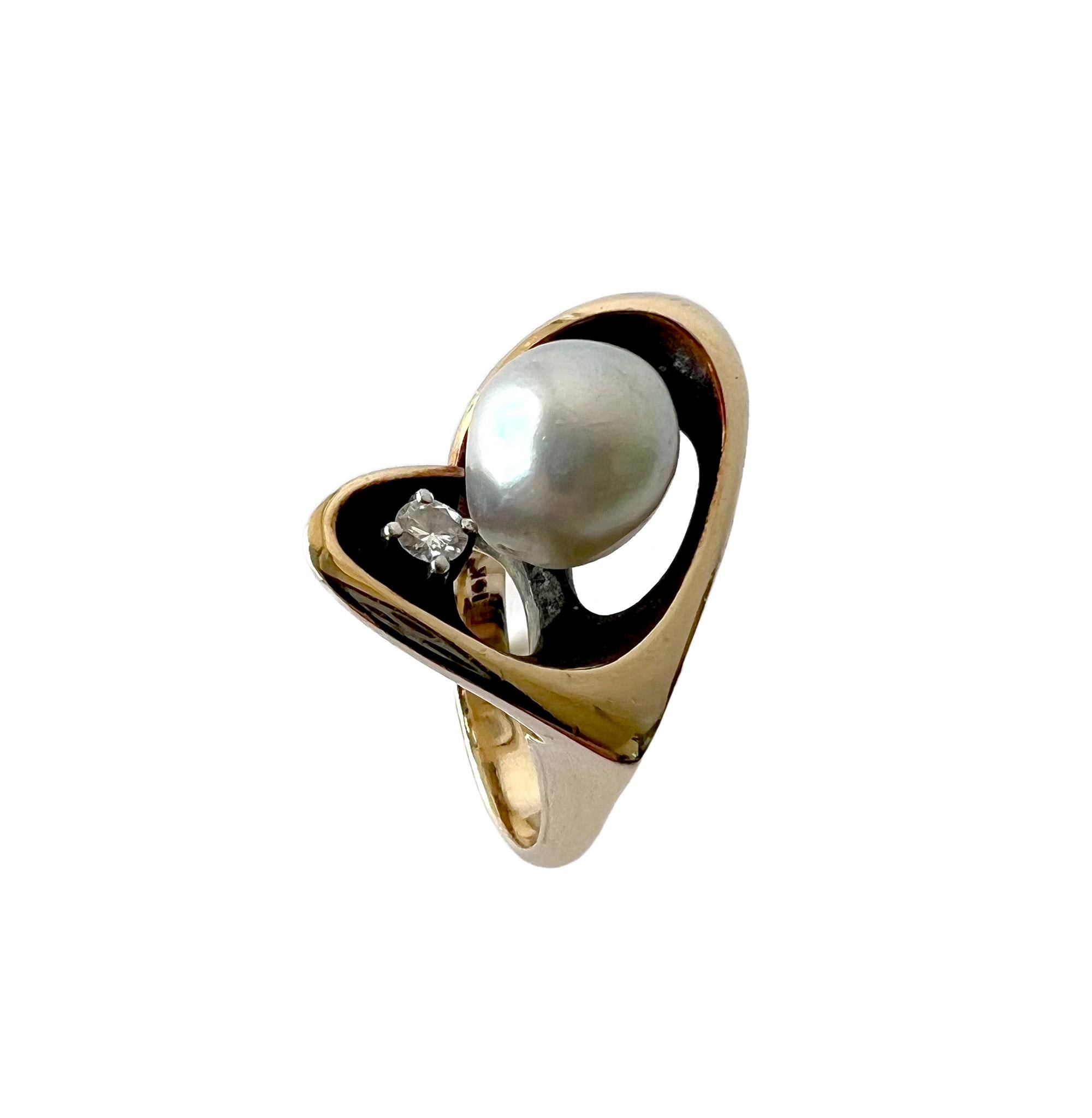 1950's 14K gold ring with baroque pearl and diamond, possibly created by Ed Wiener of New York City, New York.
Ring features a 9.8mm baroque pearl set within an oxidized, 14K gold biomorphic setting and embellished with a prong set round diamond