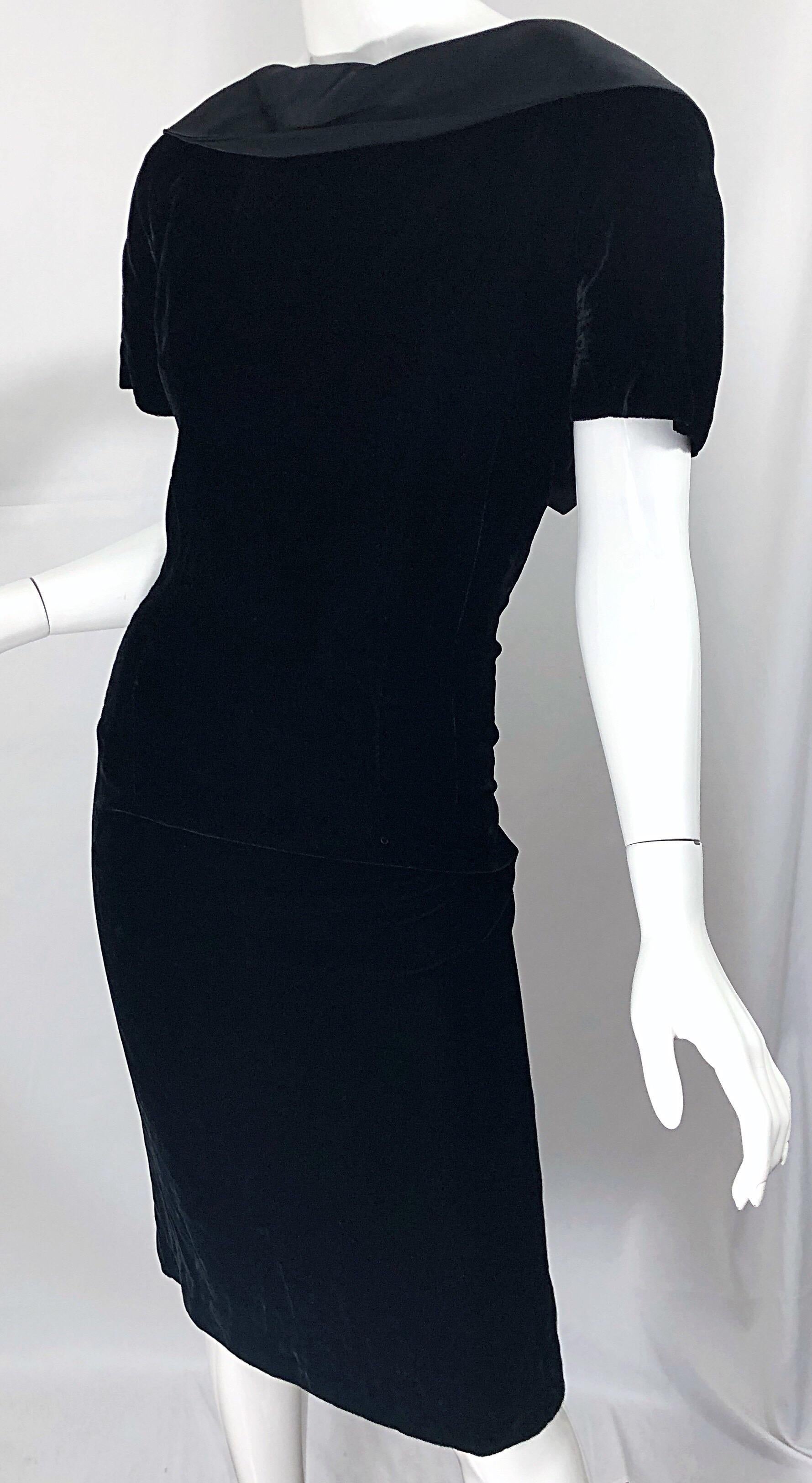 1950s Edith Flagg Large Size Black Silk Velvet Vintage 50s Wiggle Dress For Sale 3