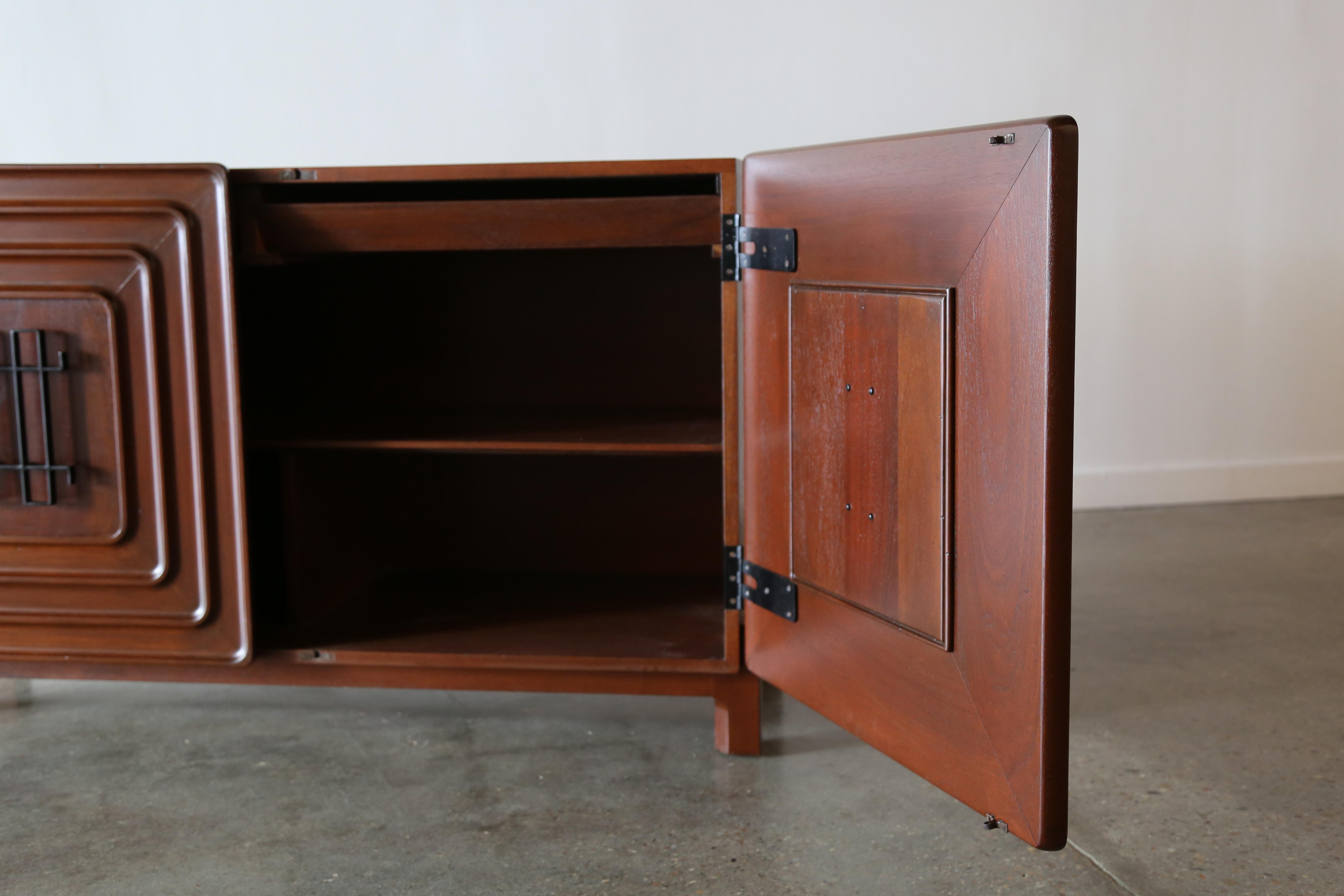 Credenza de caoba Edmond Spence de los años 50 para Industria Meublera Modernismo mexicano Mexicano en venta