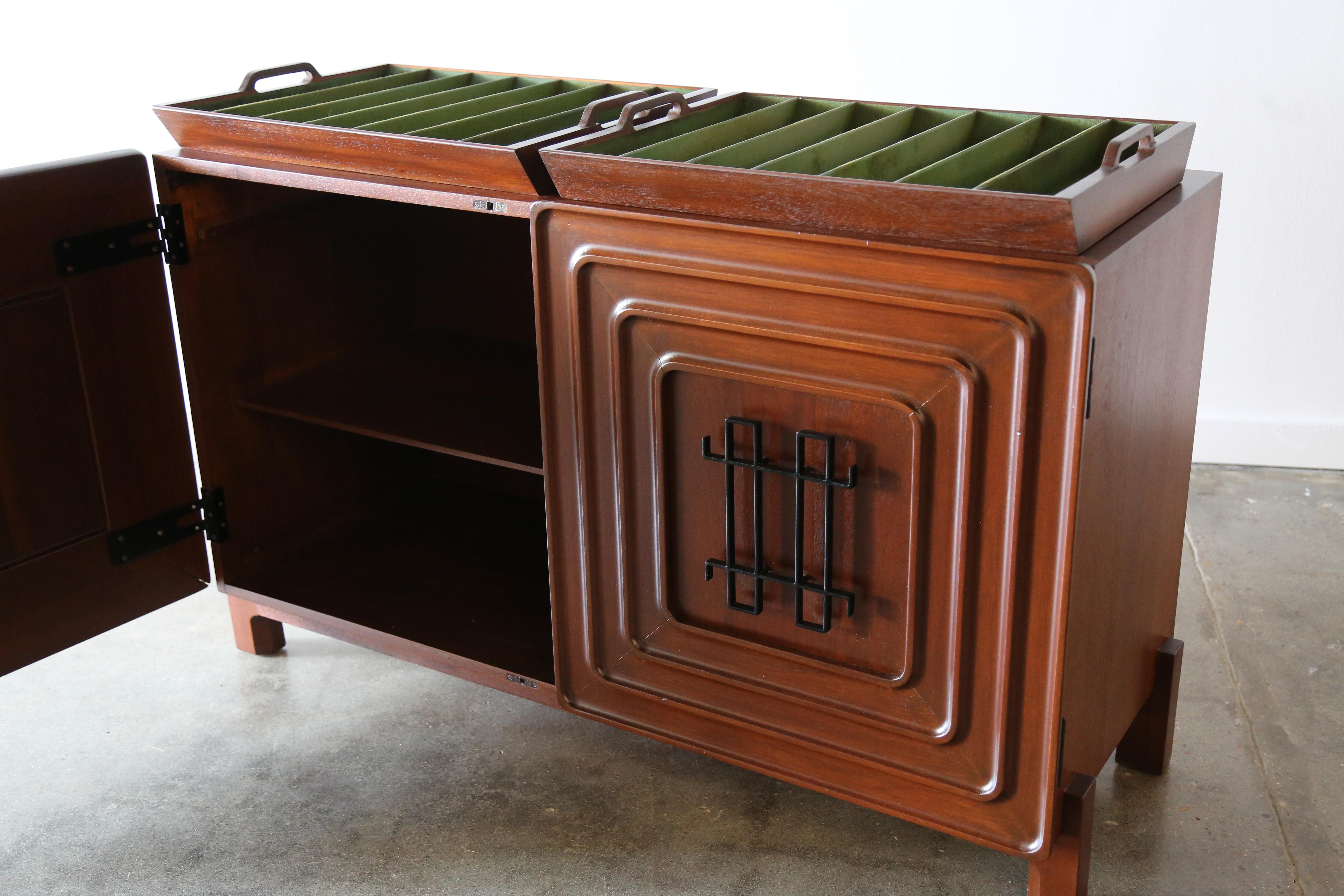Credenza de caoba Edmond Spence de los años 50 para Industria Meublera Modernismo mexicano en Bastante bueno estado para la venta en Virginia Beach, VA