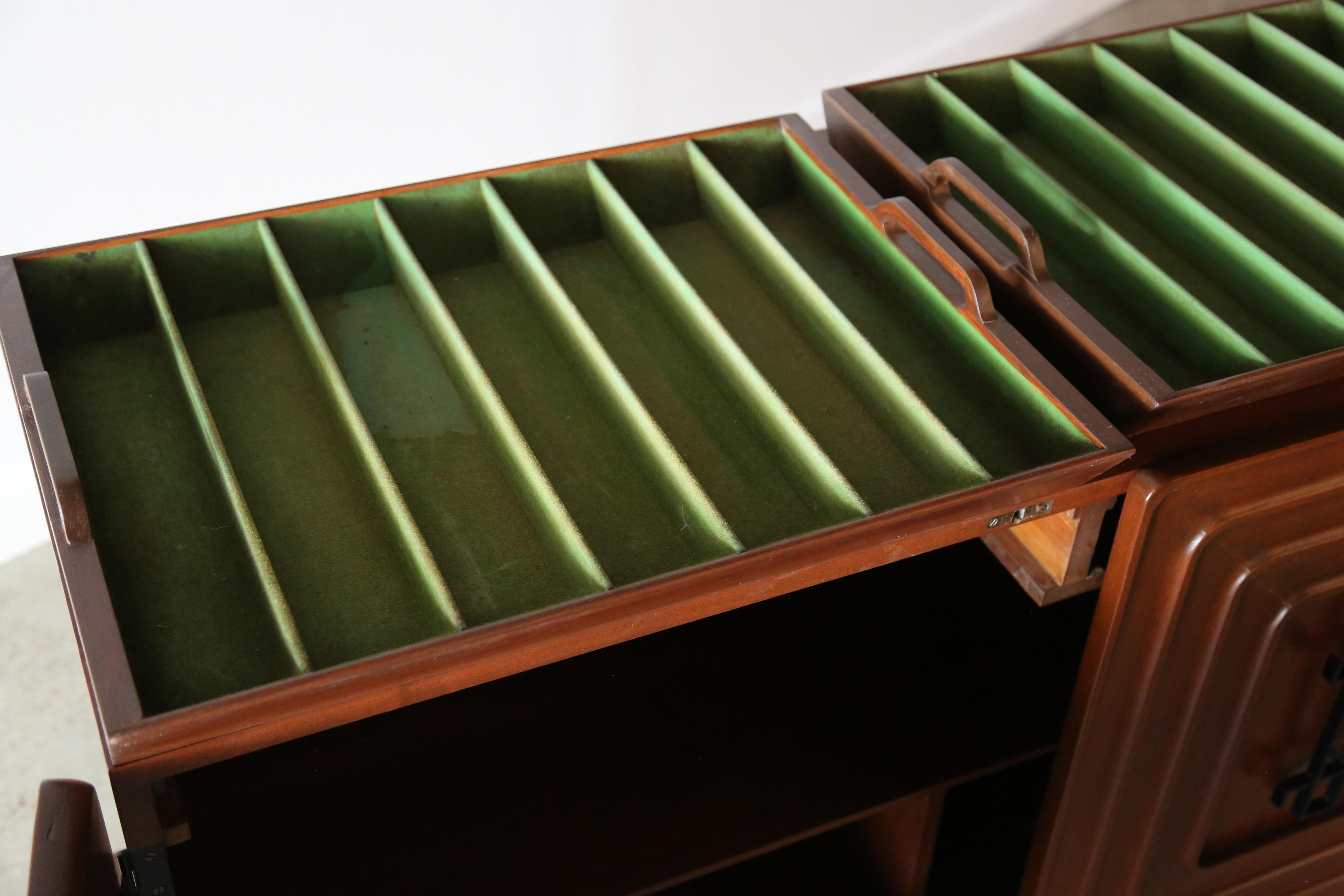 Credenza de caoba Edmond Spence de los años 50 para Industria Meublera Modernismo mexicano mediados del siglo XX en venta
