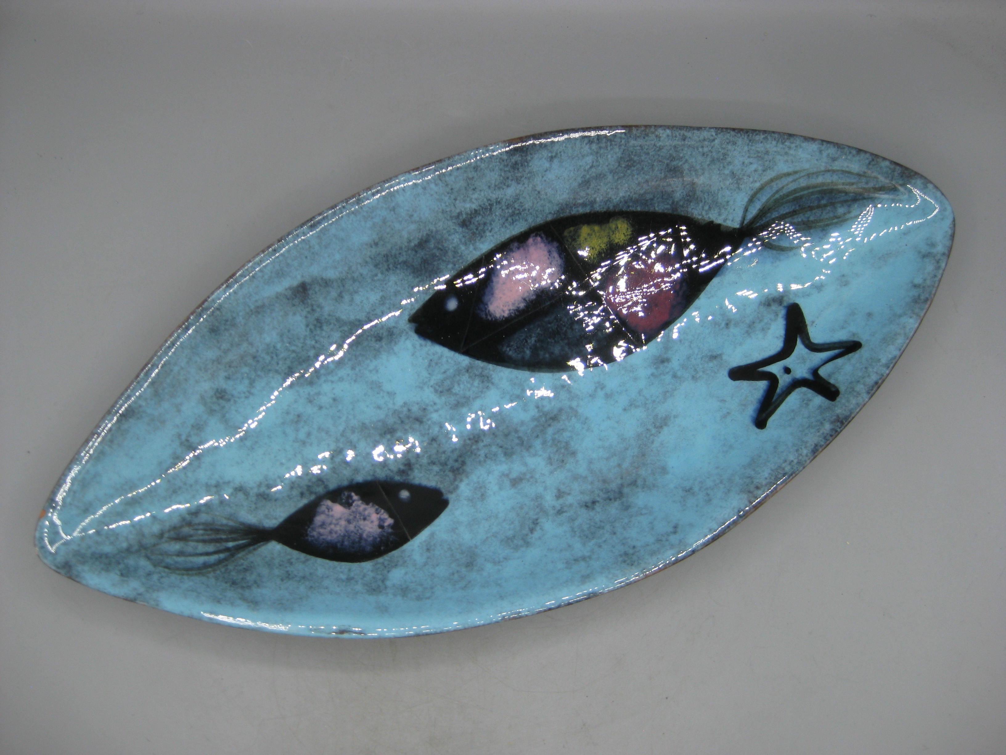 Fantastic vintage Edmund Ronaky California Pottery large centerpiece dish/low bowl, circa 1950's to 1960's. Signed on the bottom. Great hand painted abstract fish and starfish forms and a wonderful design. Wonderful hand painted colors. In very nice