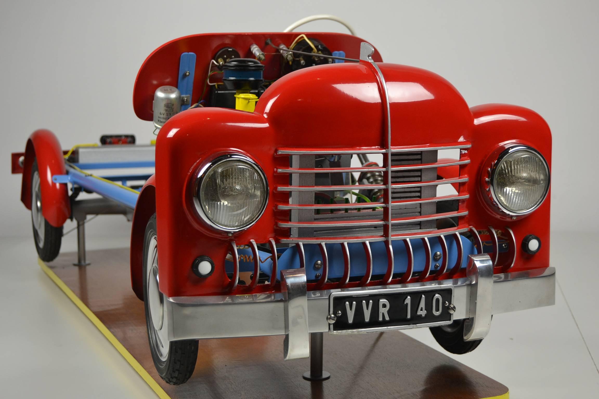 Large-scale instruction - Educational truck model type VVR 140.
This driving instruction model - Driving school model
was made by Verkers Verlag Remagen , Germany in the 1950s.

It's a technical maquette - Demonstration model- Training model