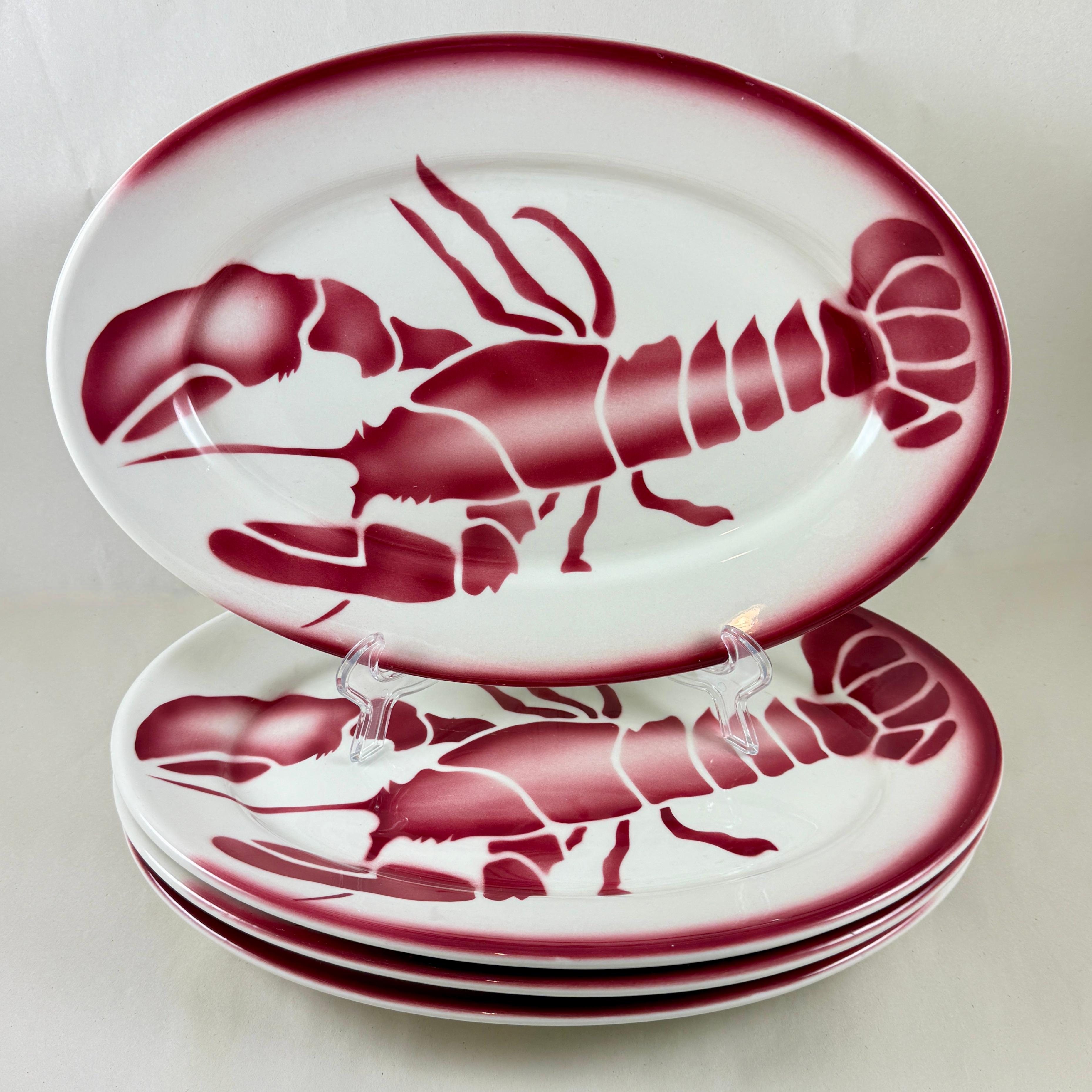 Ein fabelhafter Satz von vier Hummern, entworfen von Edward Don für Sterling Vitrified China - circa 1950er Jahre.

Sterling China in Ohio war bekannt für seine Restaurantgeschirrserien und für die Herstellung von Stücken von Russell Wright.

Die