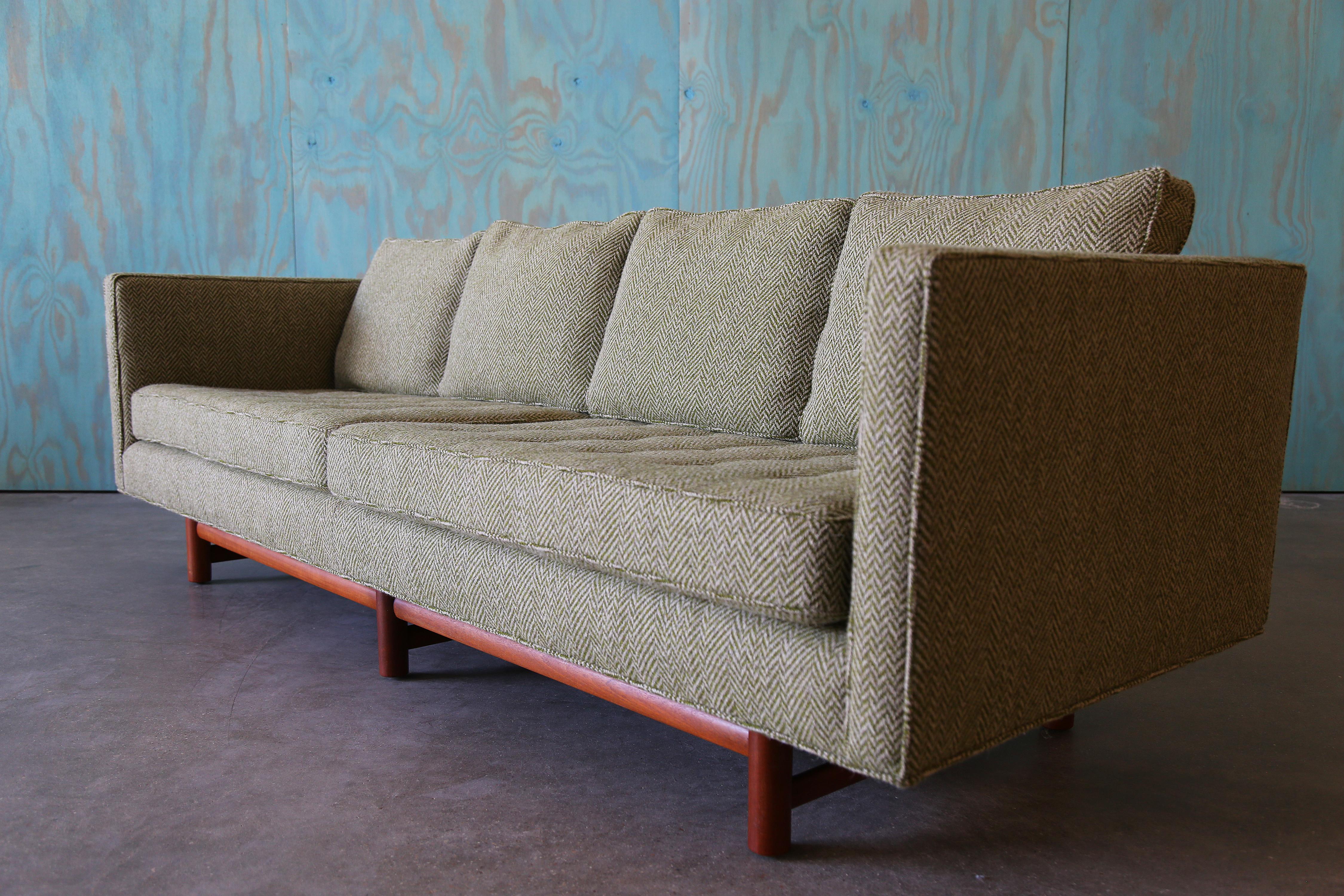 1950s Edward Wormley Canapé en laine Greene Greene modèle 5138 Base en acajou (2 avail) en vente 3