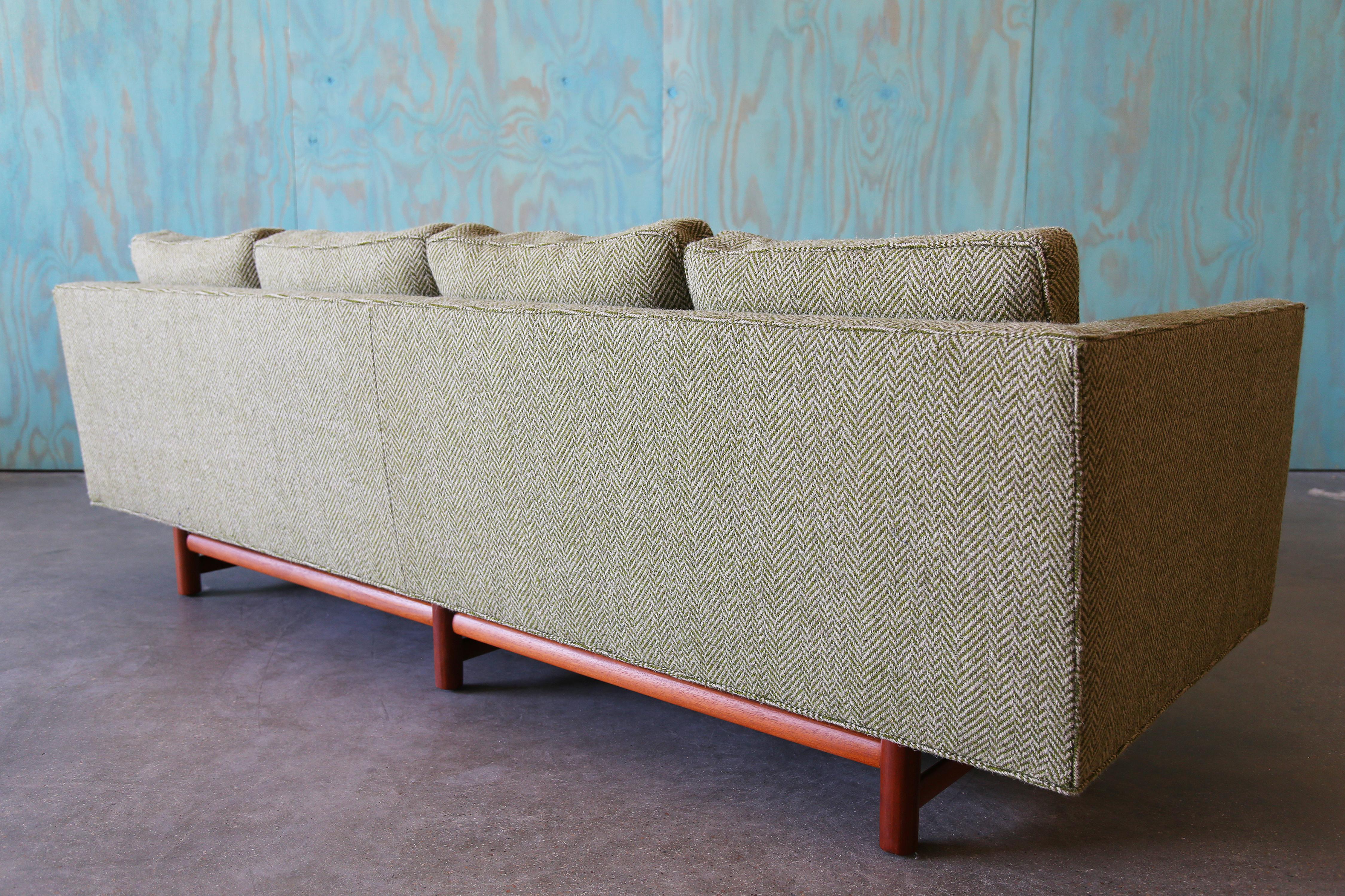 1950s Edward Wormley Canapé en laine Greene Greene modèle 5138 Base en acajou (2 avail) en vente 5