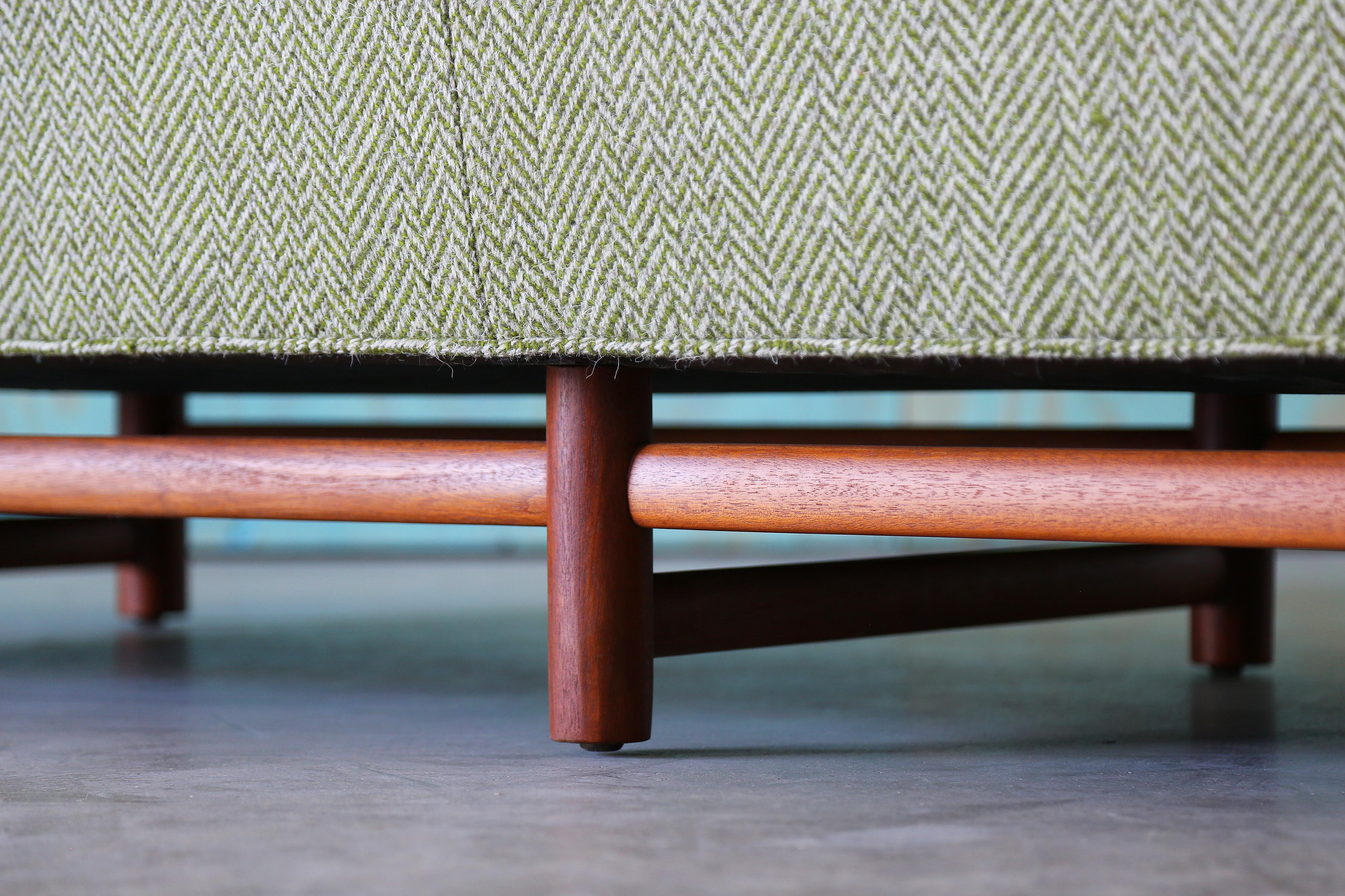 1950s Edward Wormley Canapé en laine Greene Greene modèle 5138 Base en acajou (2 avail) en vente 6
