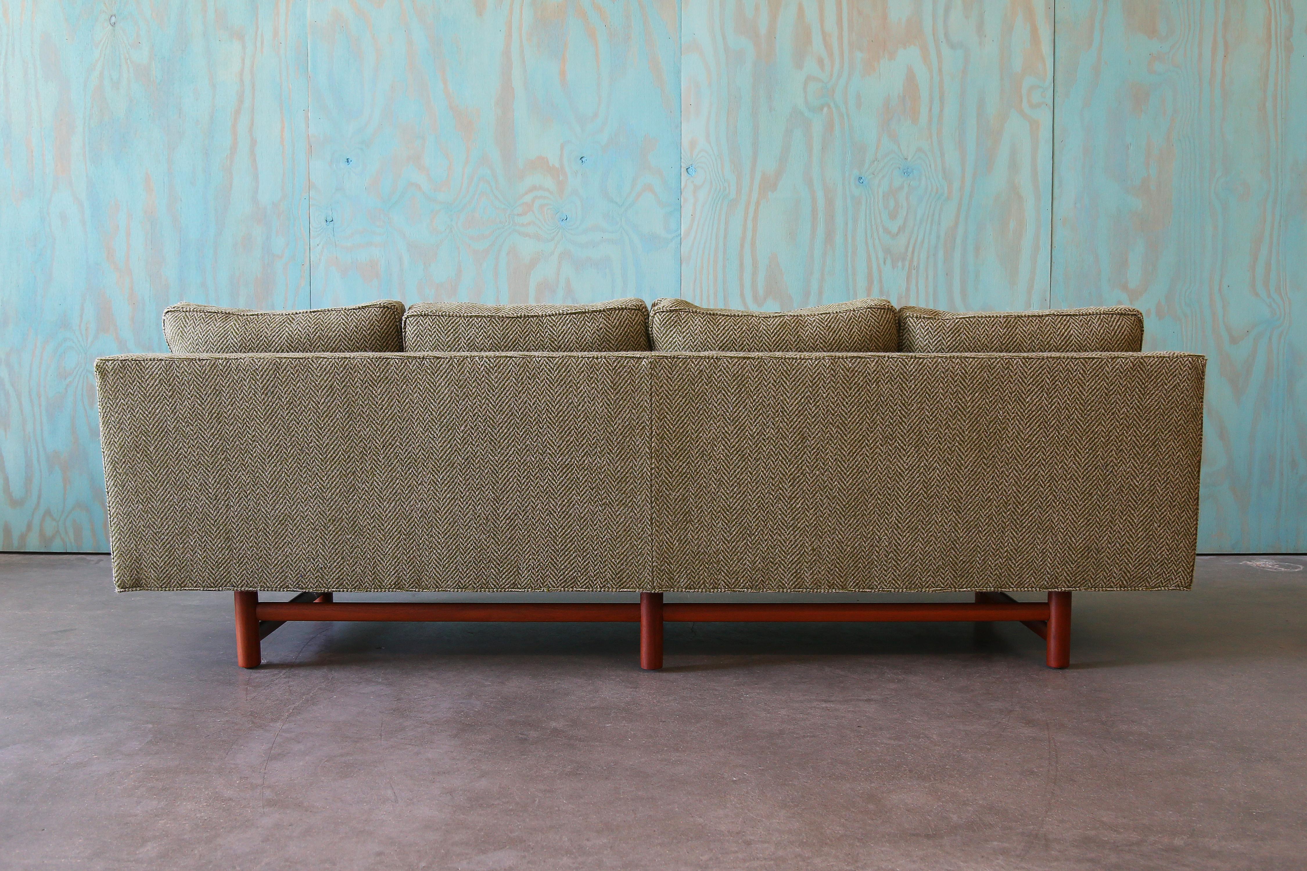 1950s Edward Wormley Canapé en laine Greene Greene modèle 5138 Base en acajou (2 avail) en vente 7
