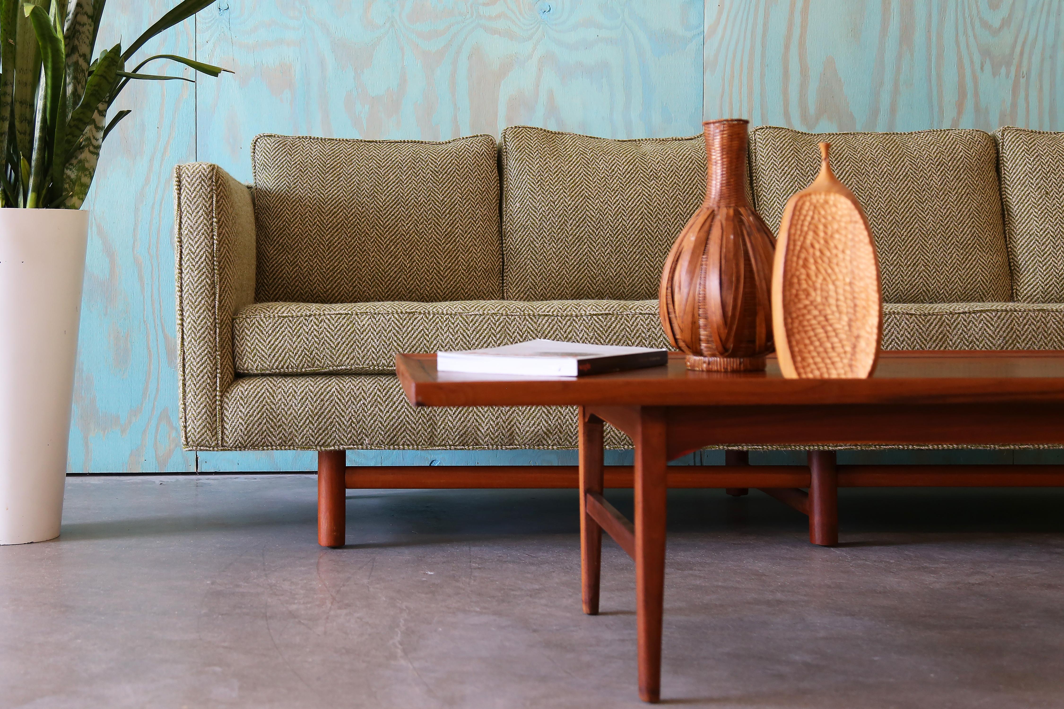 1950s Edward Wormley Canapé en laine Greene Greene modèle 5138 Base en acajou (2 avail) en vente 8