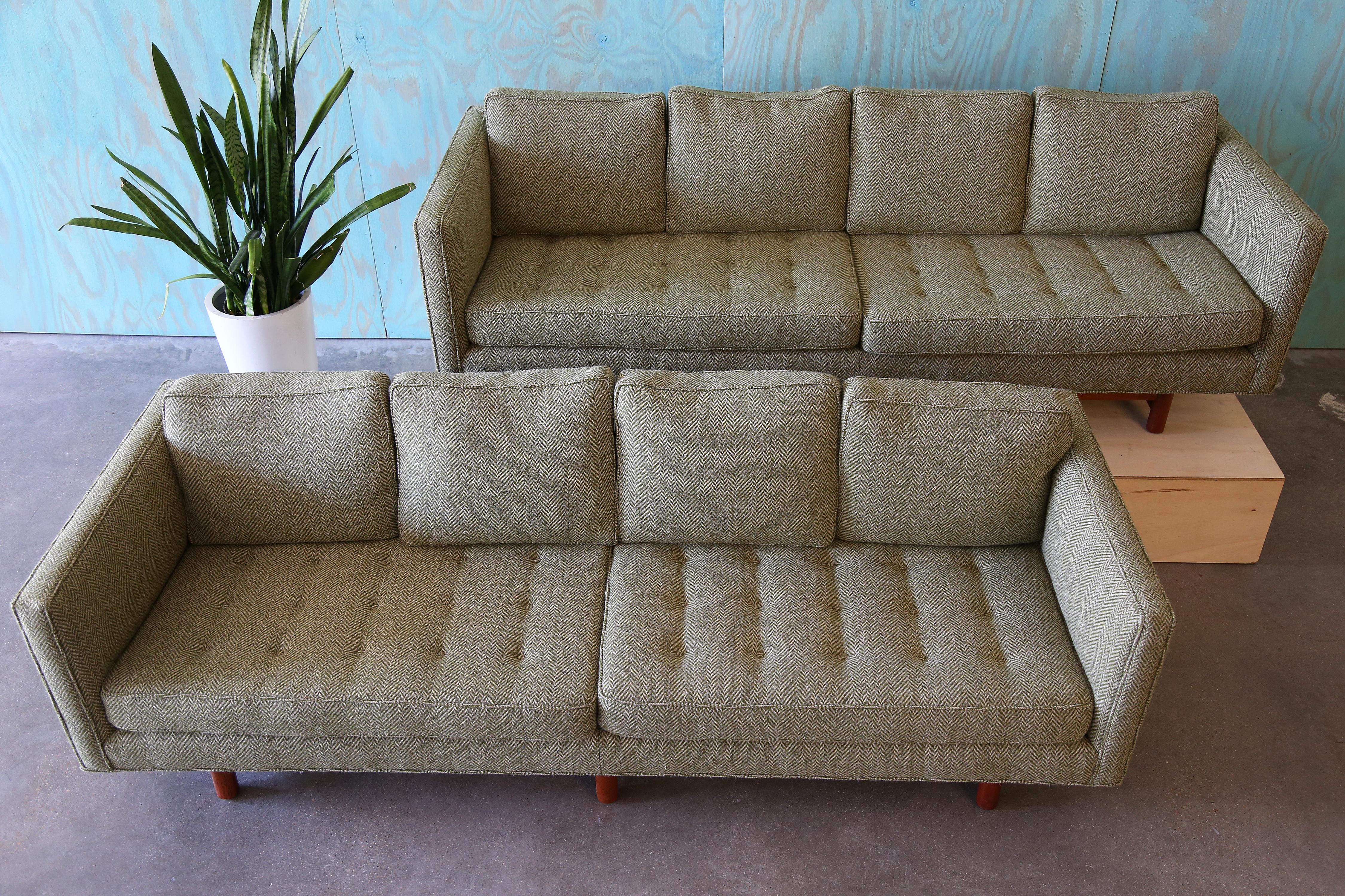 1950s Edward Wormley Canapé en laine Greene Greene modèle 5138 Base en acajou (2 avail) en vente 9