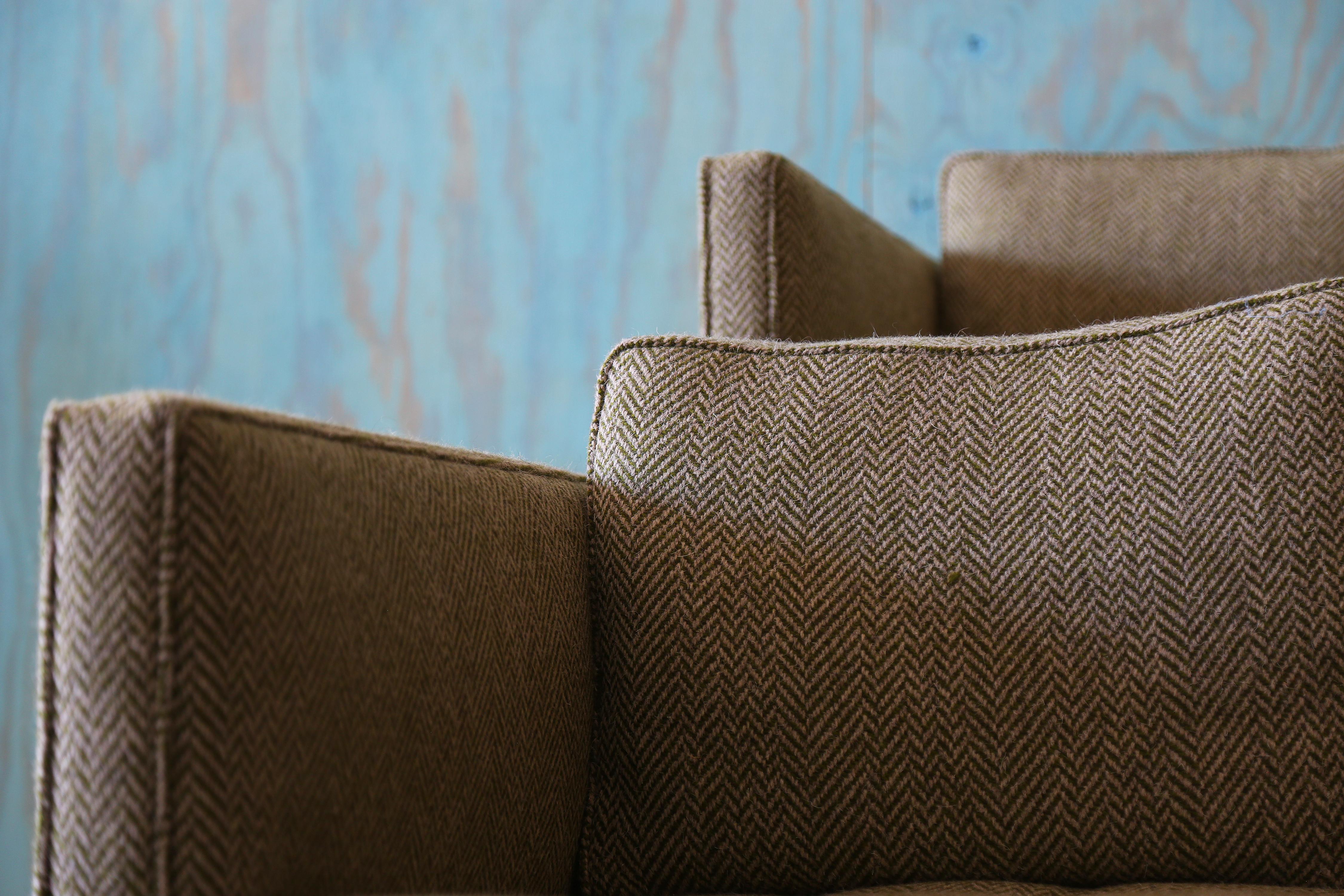 1950s Edward Wormley Canapé en laine Greene Greene modèle 5138 Base en acajou (2 avail) en vente 10