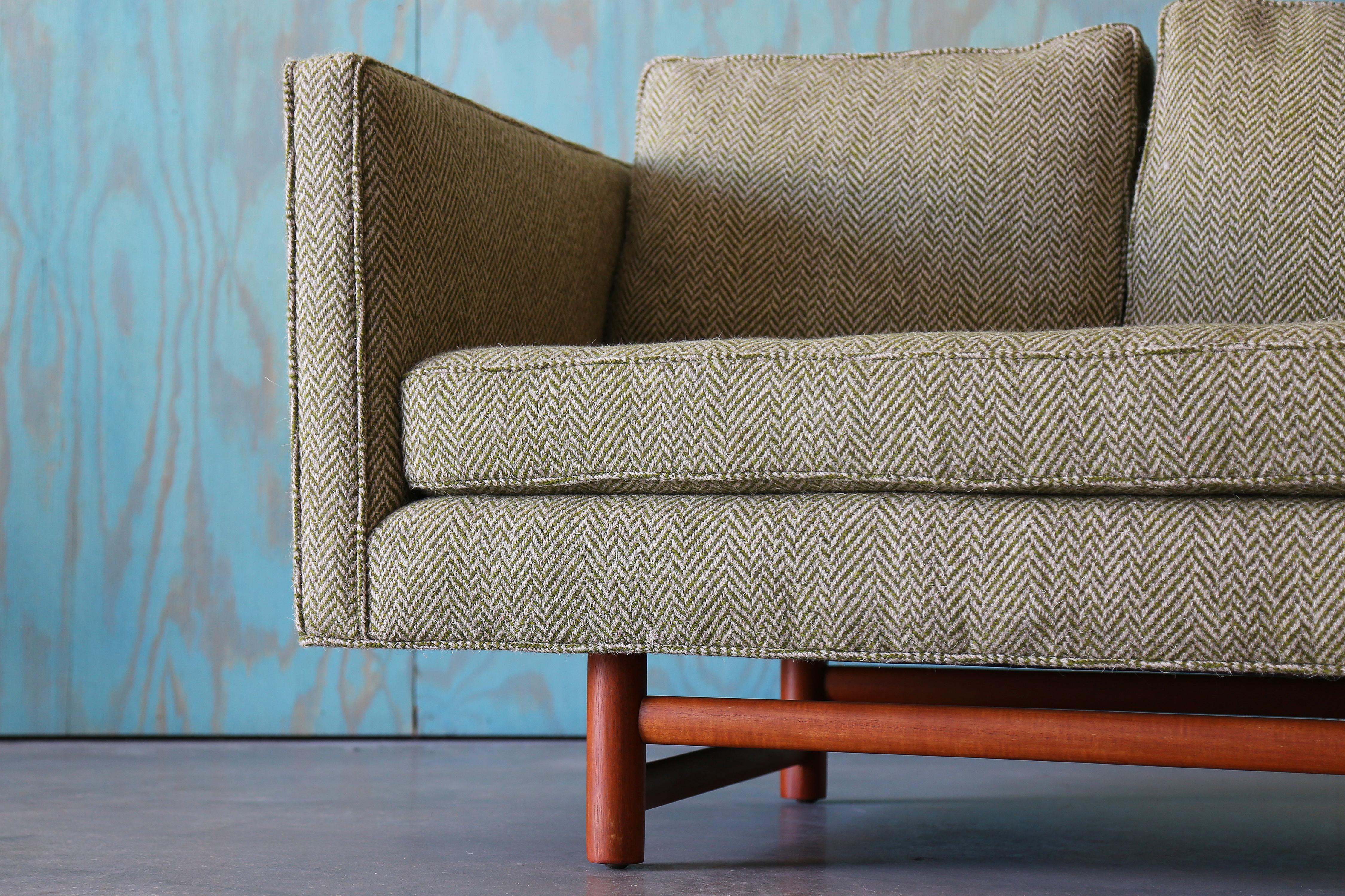 Mid-Century Modern 1950s Edward Wormley Canapé en laine Greene Greene modèle 5138 Base en acajou (2 avail) en vente