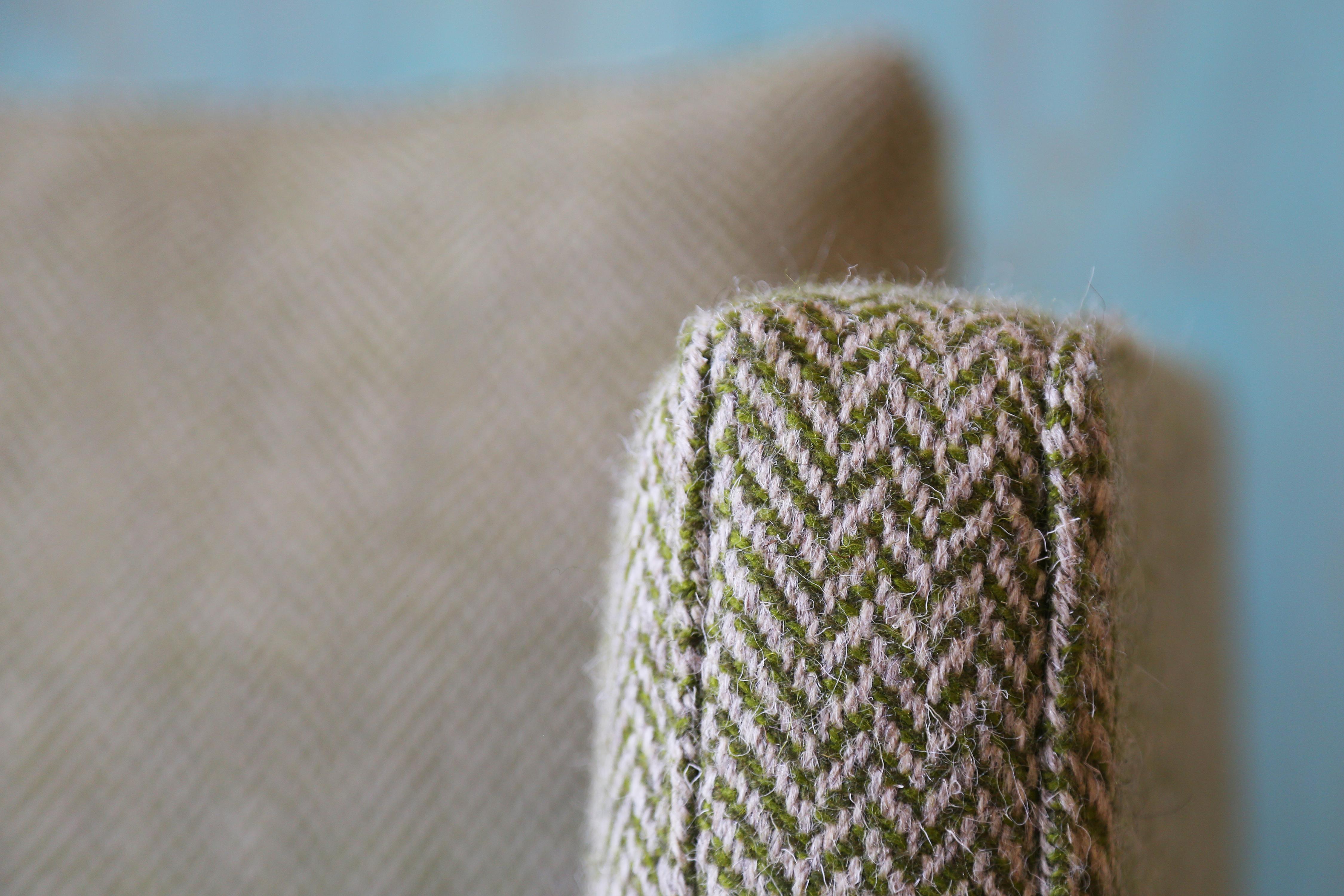 Américain 1950s Edward Wormley Canapé en laine Greene Greene modèle 5138 Base en acajou (2 avail) en vente